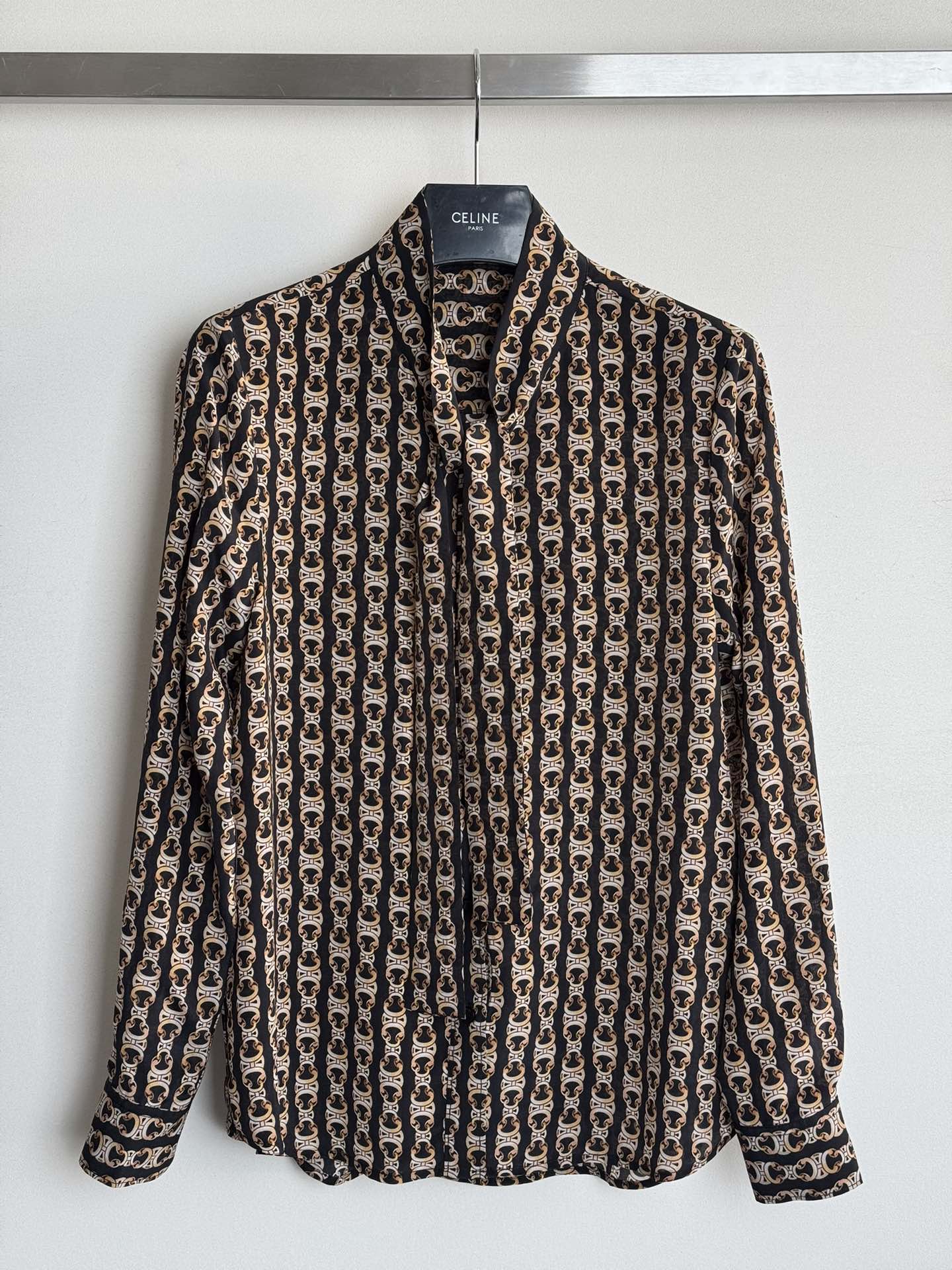 NO:333003,CELIN*25 early spring new streamer silk shirt, Arc de Triomphe chain printing design, matching with streamers, elegant and elegant, three-dimensional and neat, gentle temperament, silk skin-friendly, soft, comfortable and loose style, fashionable and versatile style that can be used in workplace or daily outfits, SML-,,celine,shirts,real silk,alexander wang19860909CELIN*25早春新款飘带真丝衬衫 满凯旋门链条印花设计,搭配飘带大方优雅 立体整洁 温婉气质 真丝亲肤柔软舒适宽松版型 时髦百搭职场穿搭还是日常穿搭都可以驾驭的款式,SML-,,celine,shirts,real silk,alexander wang,Women's clothing