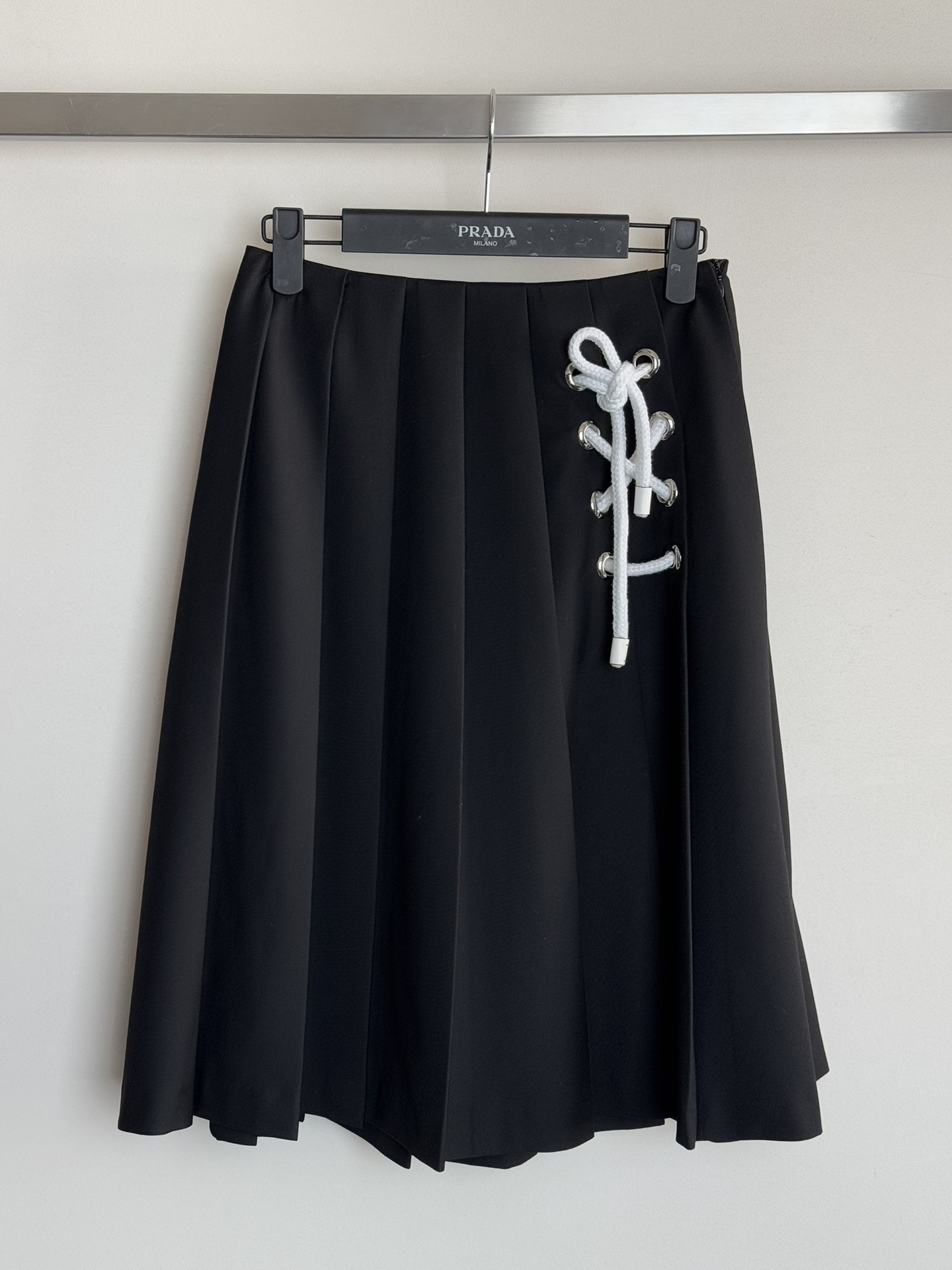 NO:473700,Prad*25FW new pleated skirt with navy elements handmade rope decoration, adding creative highlights that can be sweet or salty, mid-length tailoring, in place, the upper body shows a fashionable and handsome look, both design and super versatile, and it instantly enhances your fashion index and elegant temperament!  SML, prada, skirts, alexander wang19860909Prad*25FW新款百褶半身裙海军风元素手工绳索装饰点缀,添增创意亮点可甜可盐,中长款剪裁,细节到位,上身展现减龄时髦又帅气,即有设计感又超级百搭穿上它瞬间提升你的时尚指数,气质优雅！SML,,prada,skirts,alexander wang,Women's clothing