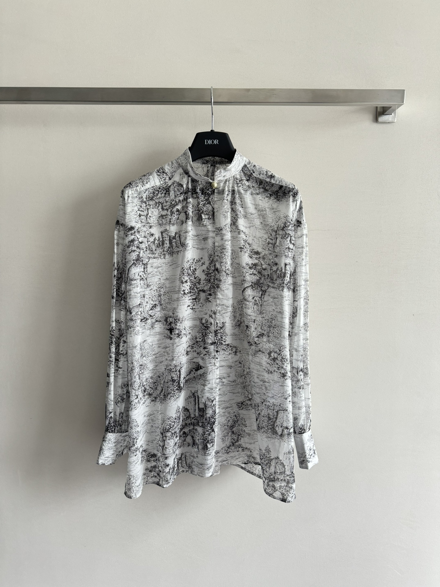 NO:433122,Dio*2025 new printed shirt original custom pure cotton fabric is carefully crafted, with light and flowing texture, exquisite pearl button decoration, low-key luxury plant and flower print, fresh and elegant color matching, exquisite little bee embroidery, loose style, versatile and not picky about body shape!  SML-,,dior,shirts,alexander wang19860909Dio*2025新款印花衬衫原版定制纯棉面料精心制作,质感轻薄飘逸,精美珍珠纽扣装饰 低调奢华植物花卉印花,清新雅致的配色,精致小蜜蜂刺绣,宽松版型,百搭不挑身材！SML-,,dior,shirts,alexander wang,Women's clothing