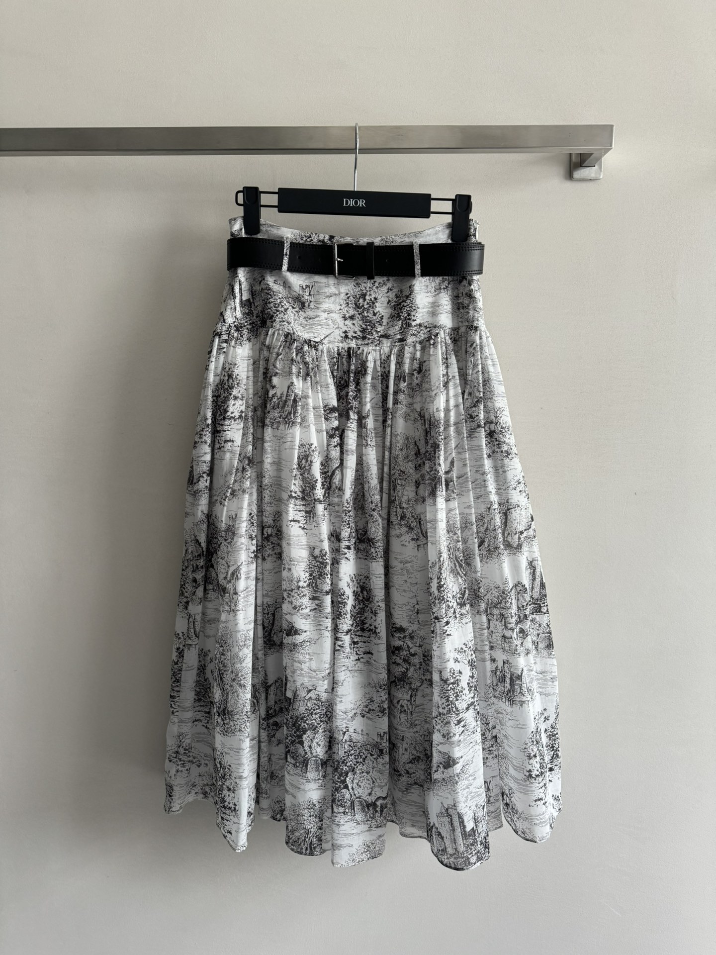 NO:433125,Dio*2025 new belt skirt elegant ink and flower pattern, both with French elegance and Japanese freshness, wide and high waist design, which makes the waistline look overall, and the A-shaped style makes the skirt hem more contourful. The two sides are equipped with pockets and black belts. It not only lengthens the leg proportions but also has a certain adjustment according to your waistline. It can also be matched with the same series of shirts to perfectly create a cool style SML-,,dior, skirts, alexander wang19860909Dio*2025新款腰带半裙淡雅水墨花草图案,即有法式的优雅又有日系的小清新,宽高腰的设计 让腰线整体上提显腰线,A字版型让裙摆更有轮廓感两侧设有口袋搭配黑色腰带不仅拉长腿部比例还能按照自己的腰围有一定的调节亦可搭配同系列衬衣完美打造酷时风SML-,,dior,skirts,alexander wang,Women's clothing