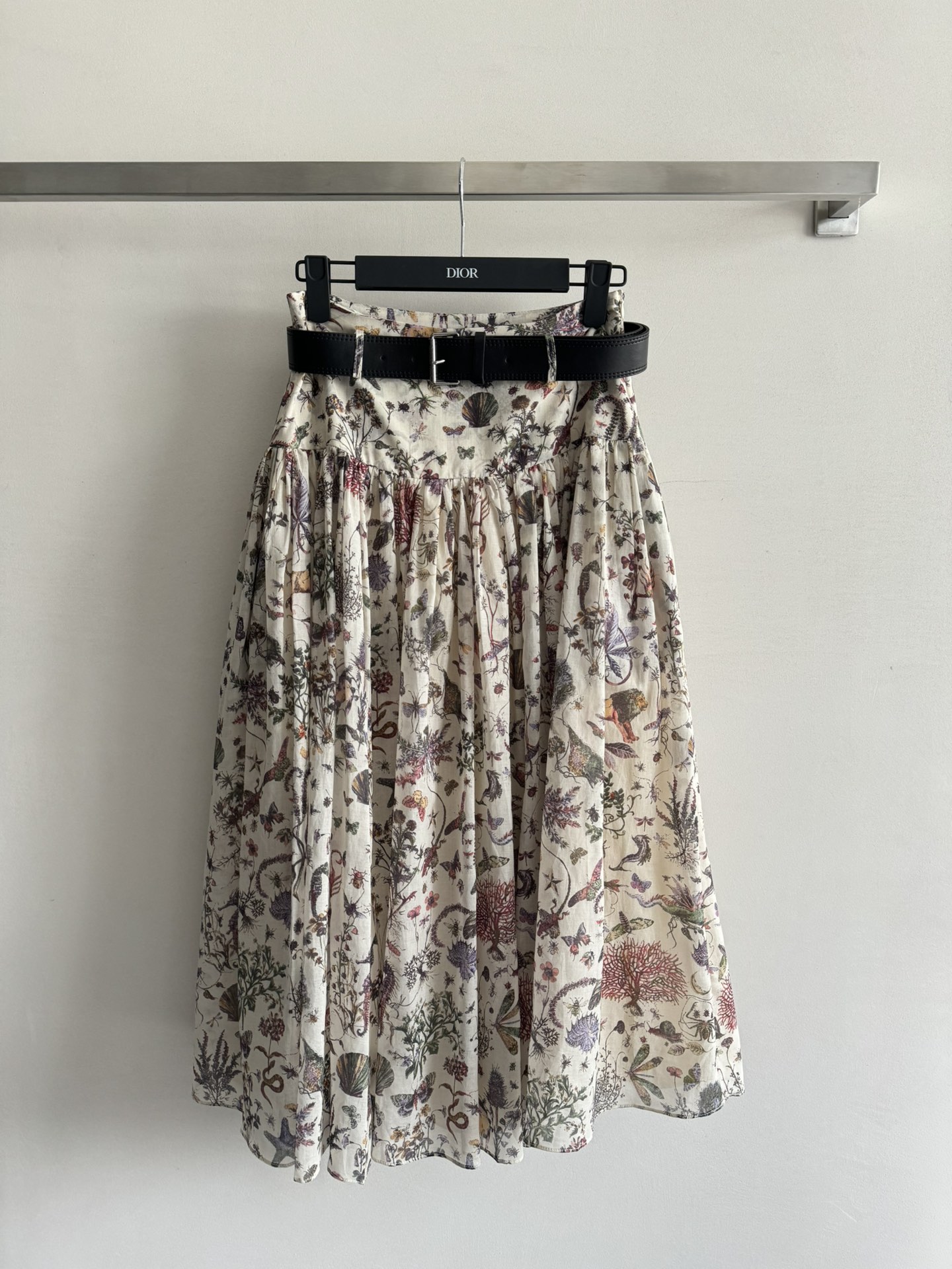 NO:433131,Dio*2025 new belt skirt elegant ink and flower pattern, both with French elegance and Japanese freshness, wide and high waist design, which makes the waistline look overall, and the A-shaped style makes the skirt hem more contourful. The two sides are equipped with pockets and black belts. Not only can the legs be lengthened, but it can also be adjusted according to your waistline. It can also be matched with the same series of shirts to perfectly create a cool style SML-,,dior, skirts, alexander wang19860909Dio*2025新款腰带半裙淡雅水墨花草图案,即有法式的优雅又有日系的小清新,宽高腰的设计 让腰线整体上提显腰线,A字版型让裙摆更有轮廓感两侧设有口袋搭配黑色腰带不仅拉长腿部比例还能按照自己的腰围有一定的调节亦可搭配同系列衬衣完美打造酷时风SML-,,dior,skirts,alexander wang,Women's clothing