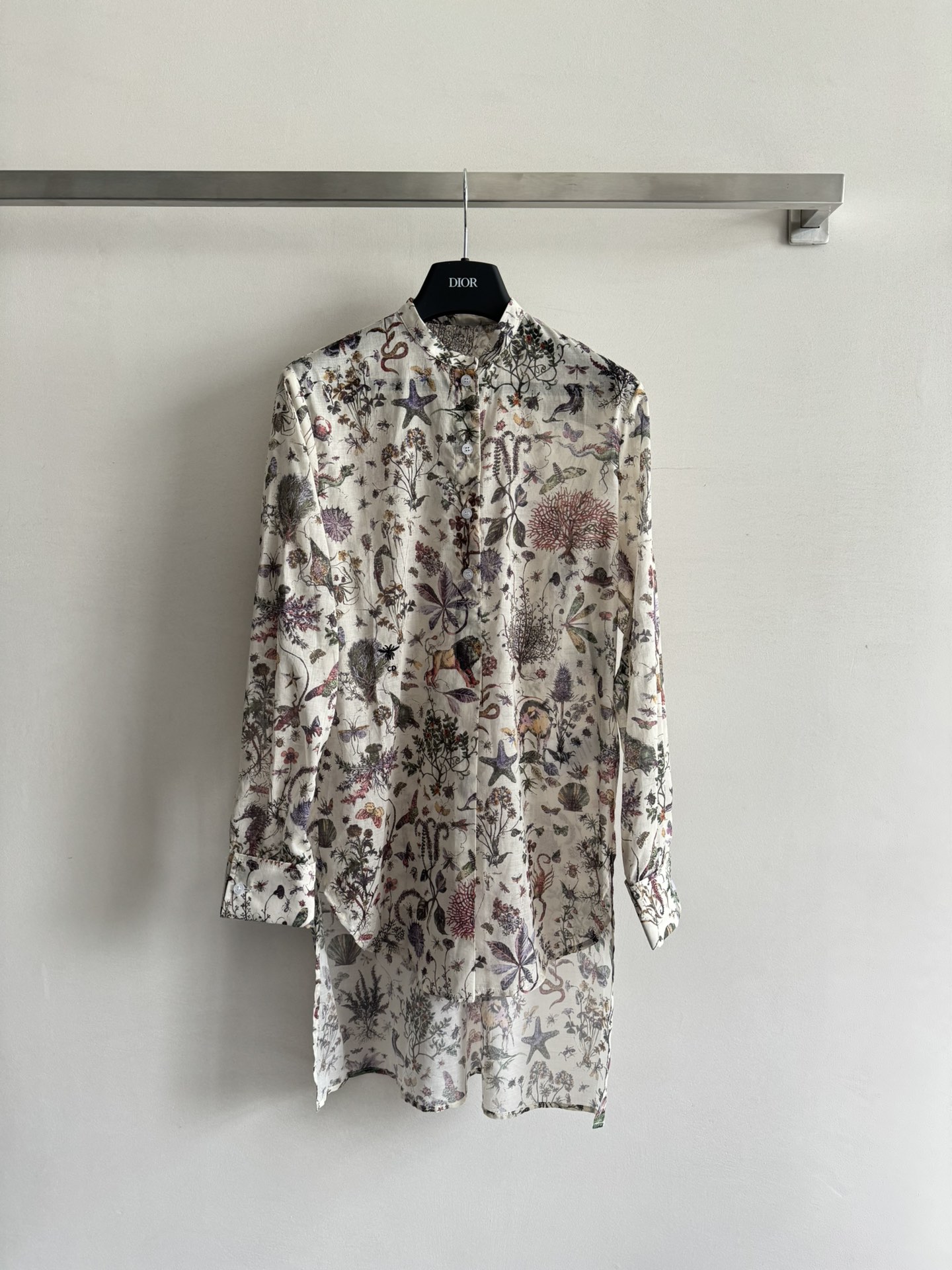 NO:457594,Dio*25 early spring new active floral pattern stand-up collar shirt with thin texture and light texture. The fabric is cool and skin-friendly. The soft and smooth avatar. The small stand-up collar is short in front and long behind. The style can be layered with long skirts. The penetration process is full of flowers and plants. The flower-like and plant-based prints show the charm of the brand. The button half-clad design is convenient to put on and take off. The shoulder cuffs are appropriately cut, which makes it more exquisite and fashionable. Clear and agile. It can also be matched with the same series of skirts to perfectly create elegance and intelligence!  A set of recommended SML, dior, skirts, shirts, alexander wang19860909Dio*25早春新款活性花卉图案立领衬衫 质地轻薄微透 面料凉爽亲肤轻薄 柔软与顺滑的化身 小立领前短后长设计 版型可做长裙叠穿 渗透工艺满花草系植物印花图案 彰显品牌的魅力气质调性 钮扣半开襟设计穿脱便利 肩部袖口裁剪得体 更显精致时髦洋气 清透又灵动～亦可搭配同系列半裙完美打造优雅知性！一套推荐SML,,dior,skirts,shirts,alexander wang,Women's clothing