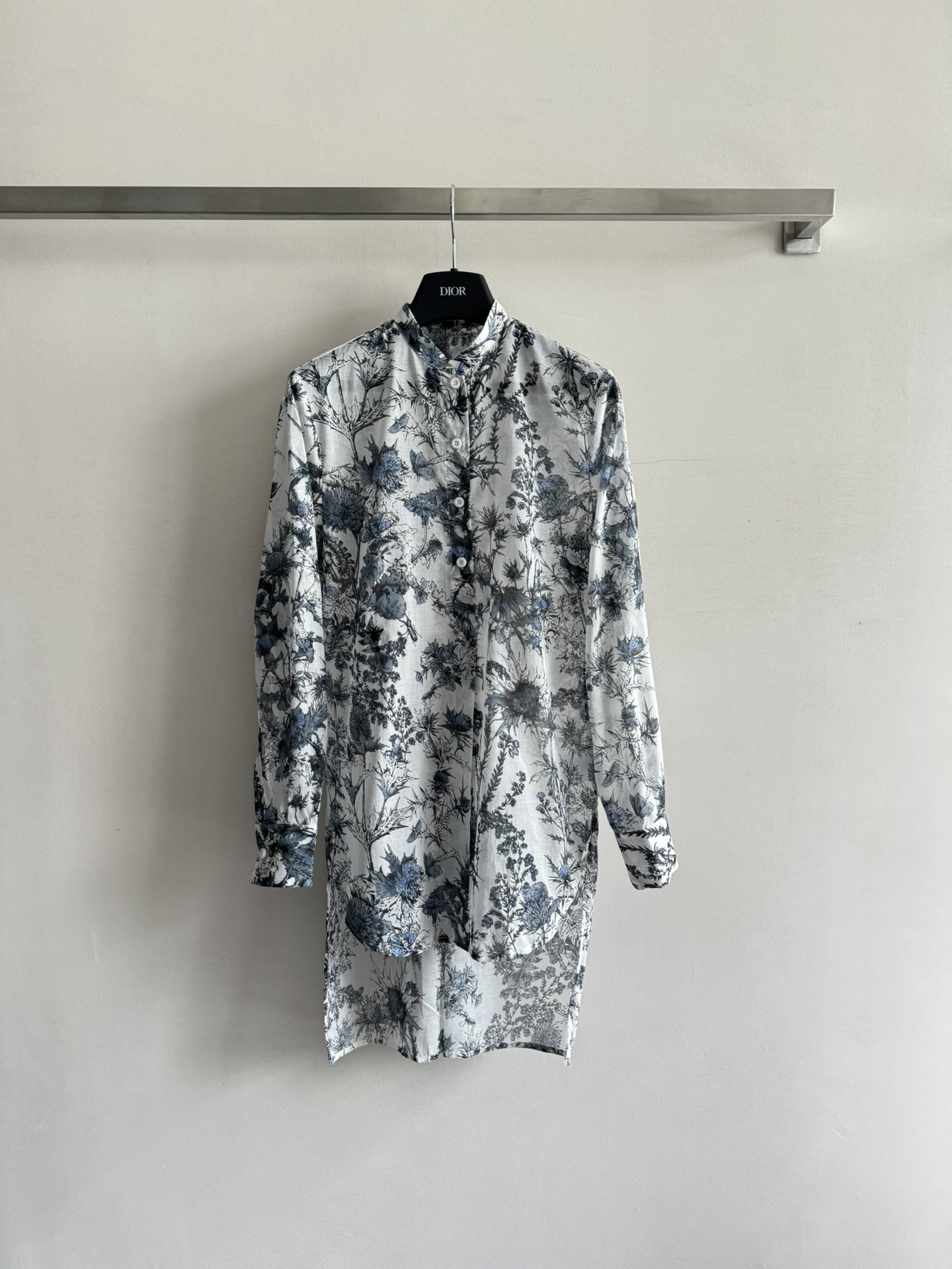 NO:433137,Dio*25 early spring new active floral stand-up collar shirt Cruise25 early spring series The texture is light and translucent, the fabric is cool and skin-friendly, the soft and smooth avatar. The small stand-up collar is short in front and long behind. The style can be layered with long skirts. The penetration process is full of seals and plant prints to show the charm of the brand. The button half-clad design is convenient to put on and off. The shoulder cuffs are appropriately cut, which makes it more exquisite and fashionable, clear and agile~ SML!  ,dior,skirts,shirts,alexander wang19860909Dio*25早春新款活性花卉立领衬衫 Cruise25早春系列 质地轻薄微透 面料凉爽亲肤轻薄 柔软与顺滑的化身 小立领前短后长设计 版型可做长裙叠穿 渗透工艺满印森系植物印花图案 彰显品牌的魅力气质调性 钮扣半开襟设计穿脱便利 肩部袖口裁剪得体 更显精致时髦洋气 清透又灵动～ SML！,,dior,skirts,shirts,alexander wang,Women's clothing