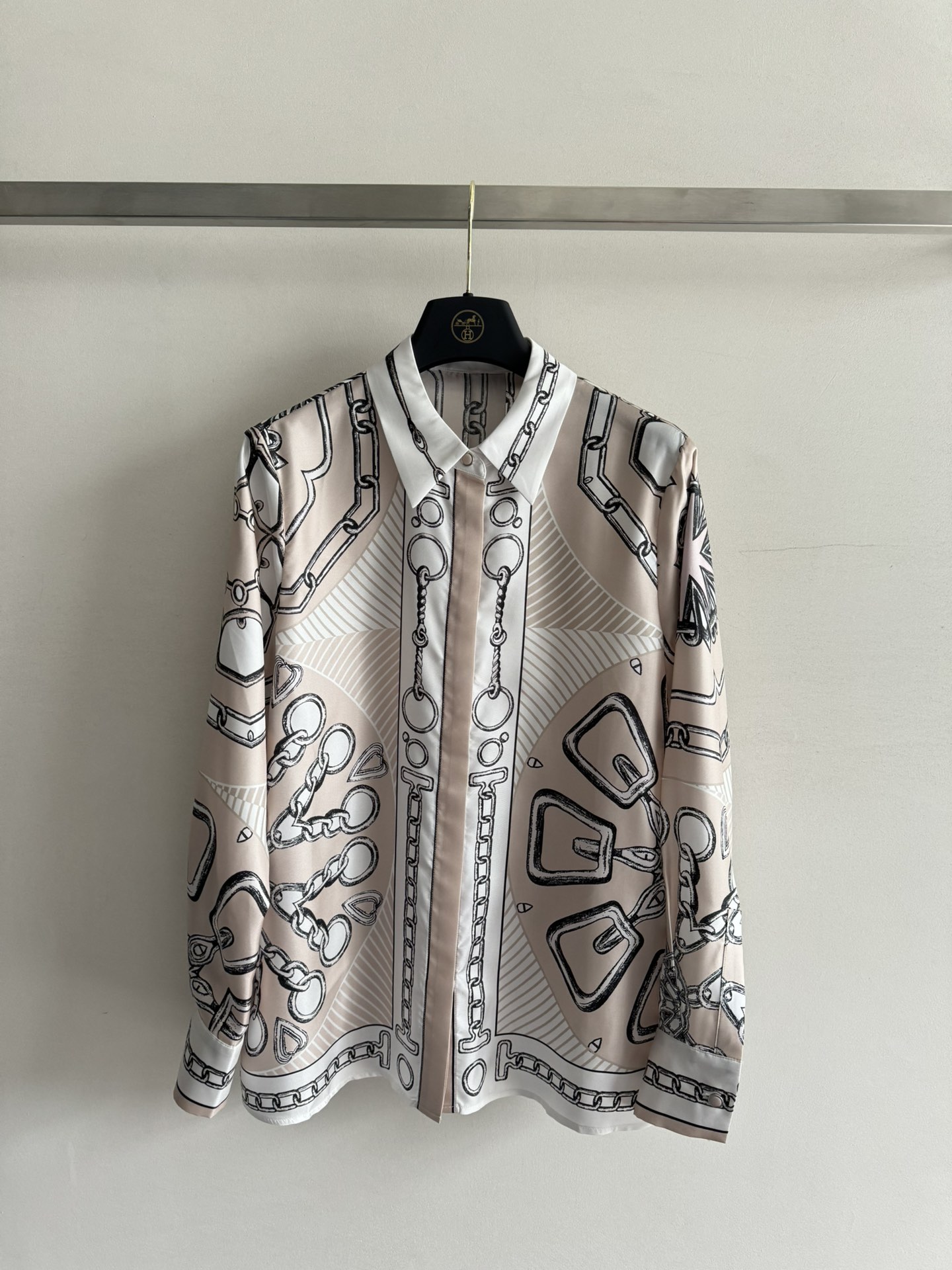 NO:333547,Herme*25SS new twill silk shirt, geometric pattern ring chain printing, loose style, fashionable, generous and comfortable matching series skirts and pants, intellectual and elegant, low-key old money style can be easily controlled in casual or formal occasions!  SML-, hermes, skirts, real silk, alexander wang19860909Herme*25SS新款斜纹真丝衬衣,几何图案环圈链条印花,宽松的版型时髦大方舒适搭配系列半裙货裤子知性优雅,低调的老钱风无论是休闲还是正式场合,都能轻松驾驭！SML-,,hermes,skirts,real silk,alexander wang,Women's clothing