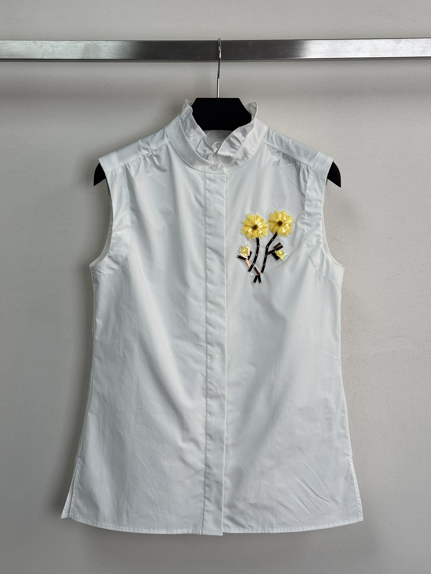 NO:333002,25 early spring new sleeveless shirt, stand-up collar, fungus lace design, exquisite sunflowers on the chest and eye-catching, essential items in girls' wardrobe!  Simple and versatile, clean and neat, the regular version is suitable for many occasions to easily control SML!  ,shirts,alexander wang1986090925早春新款无袖衬衫,立领木耳花边设计,胸前精致太阳花精美又吸睛女生衣橱里必不可少的单品！简约百搭,干净利落,常规版型适合多种场合穿搭轻松驾驭SML！,,shirts,alexander wang,Women's clothing