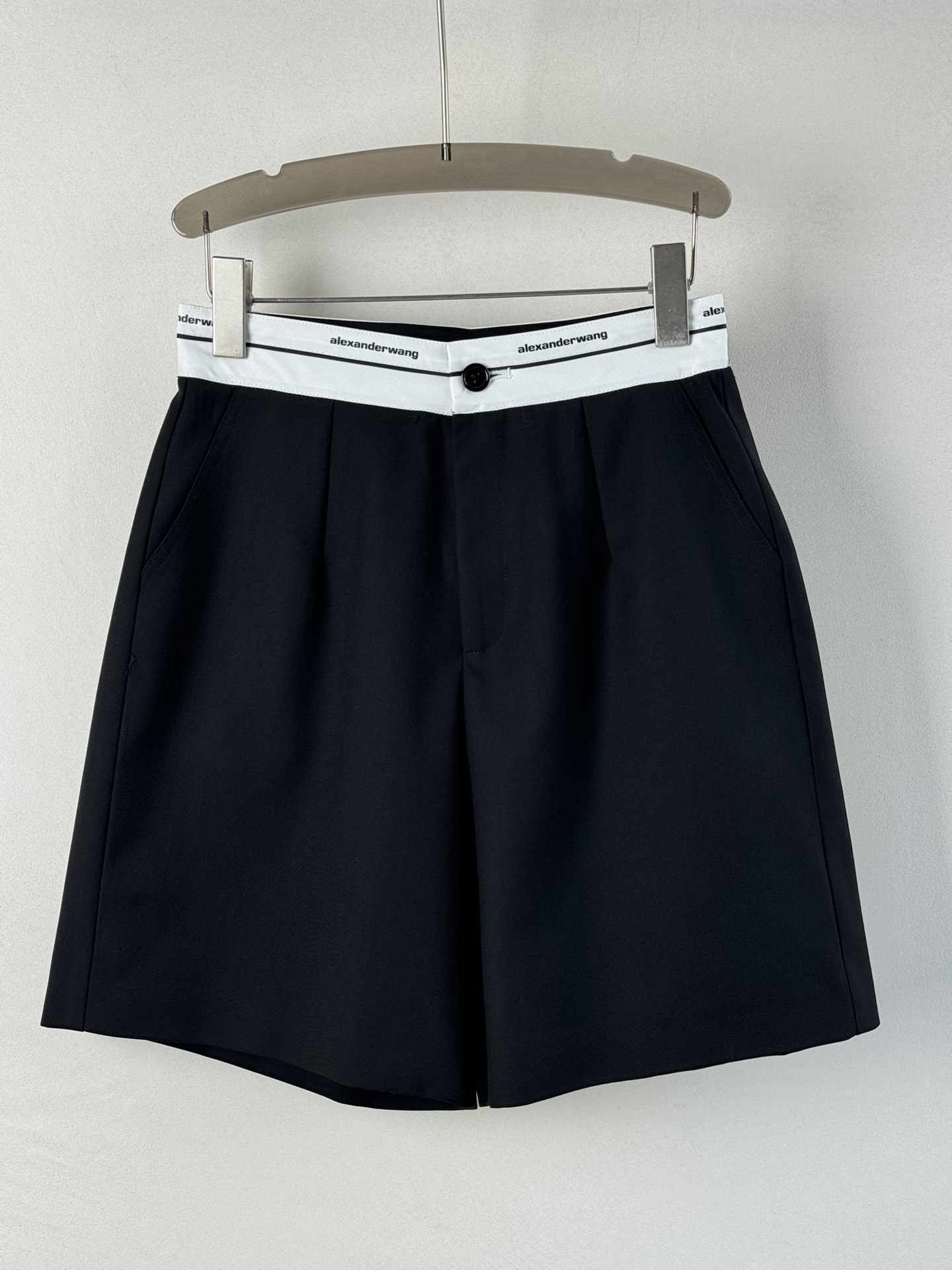 NO:806004,Alexderwan*'s new shorts are designed with contrasting colors at the waist. The webbing is decorated with brand letters, giving it a high-end feel. It adds bright colors to the overall look. The classic silhouette is slim and not unflattering. It is made of wool blended fabric!  Super versatile, all kinds of shirts and T-shirts are perfect, sweet or salty, super nice, two colors SML-,,alexander wang,shorts,shirts,tees,t-shirt,19860909Alexderwan*大王家新款短裤腰头撞色设计,织带嵌有品牌字母装饰自带高级感,为整体造型增添亮色立体剪裁经典的版型,显瘦不挑人,选用羊毛混纺面料制作！超百搭的搭配各种衬衫T恤都是绝绝子可甜可盐超好看二色SML-,,alexander wang,shorts,shirts,tees，t-shirt,,Women's clothing