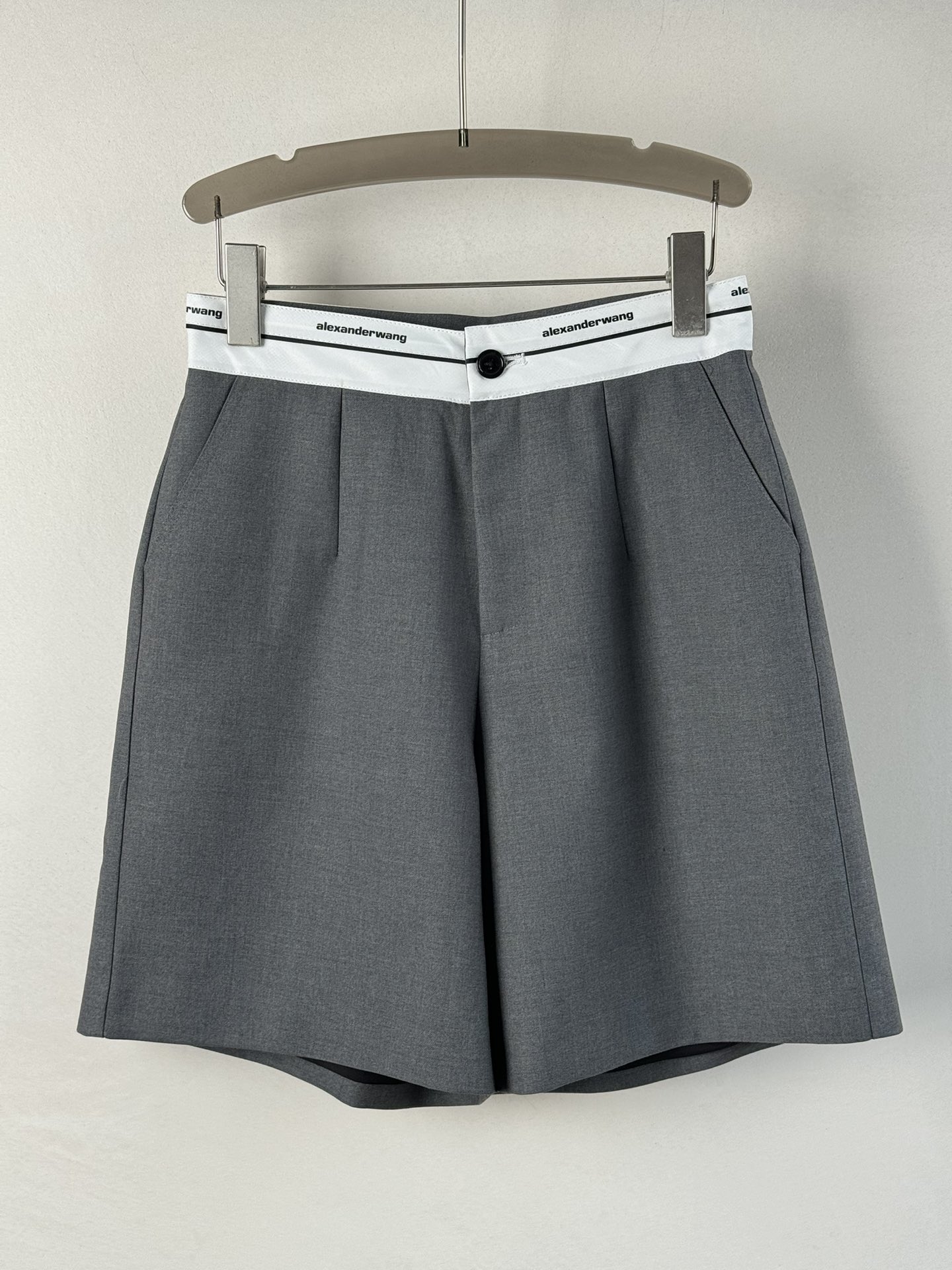 NO:884880,Alexderwan*'s new shorts are designed with contrasting colors at the waist. The webbing is decorated with brand letters, giving it a high-end feel. It adds bright colors to the overall look. The classic silhouette is slim and not unflattering. It is made of wool blended fabric!  Super versatile with all kinds of shirts and T-shirts. They are both sweet and salty. They are super beautiful. Two colors SMLXL-, Alexander Wang-clothing, alexander wang, shorts, shirts, tees, t-shirt,19860909Alexderwan*大王家新款短裤腰头撞色设计,织带嵌有品牌字母装饰自带高级感,为整体造型增添亮色立体剪裁经典的版型,显瘦不挑人,选用羊毛混纺面料制作！超百搭的搭配各种衬衫T恤都是绝绝子可甜可盐超好看二色SMLXL-,亚历山大王-服装,alexander wang,shorts,shirts,tees，t-shirt,,Women's clothing