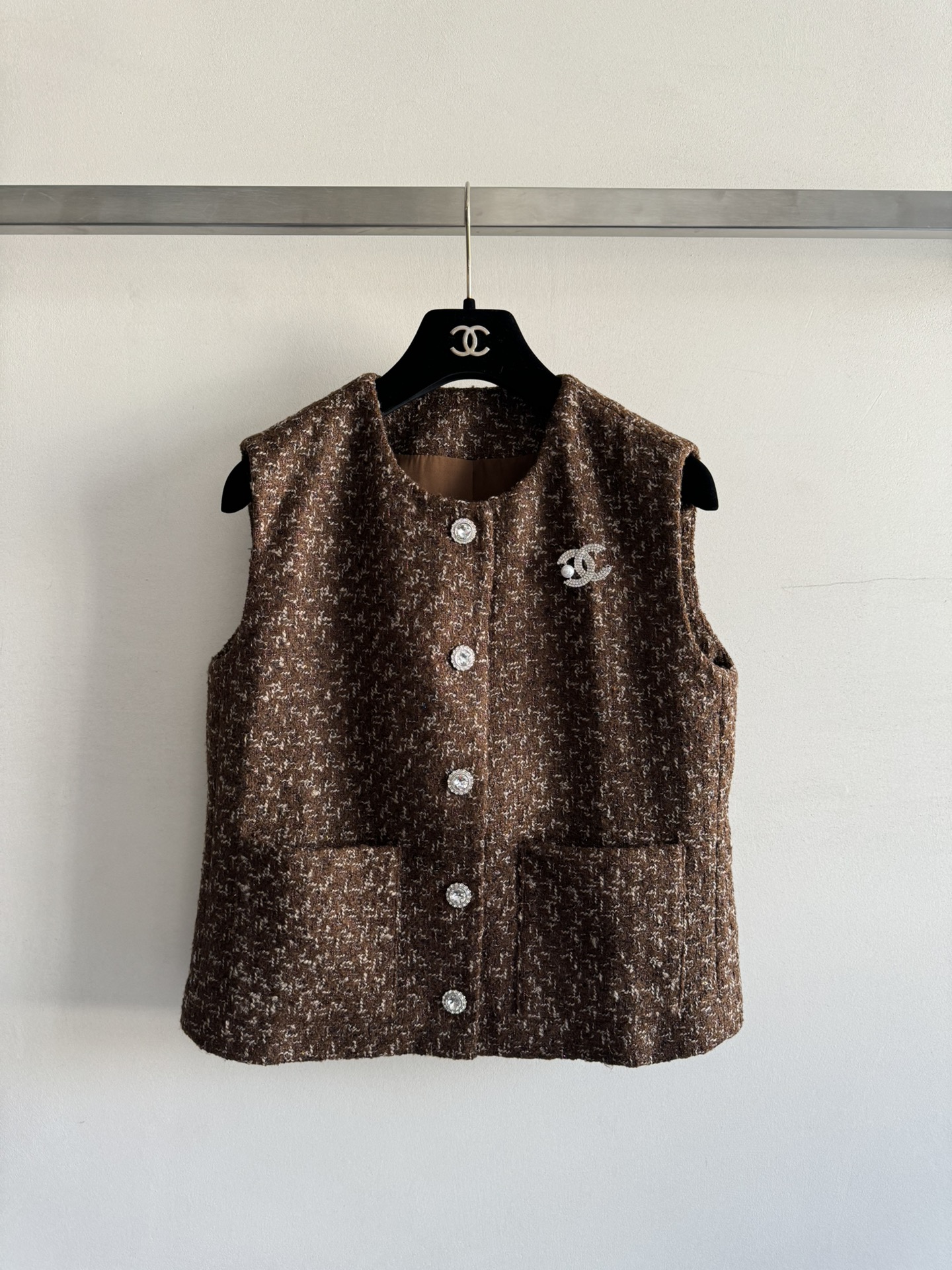 NO:452065,CHANE* early spring new small fragrance style vest slim fit style, matched with exquisite one-breasted design, embellished with brand logo brooch, beautiful temperament, retro and elegant, layered T-shirt outfit, super versatile and low-key, simple and casual small fragrance style SML-, chanel, tees, t-shirt, brooch, breastpin, alexander wang19860909CHANE*早春新款小香风马甲修身版型 搭配精致一排扣设计 配上品牌logo胸针点缀 上身绝美气质 复古优雅 可叠穿T恤穿搭 超百搭低调 简约随性的小香风SML-,,chanel,tees，t-shirt,brooch，breastpin,alexander wang,Women's clothing