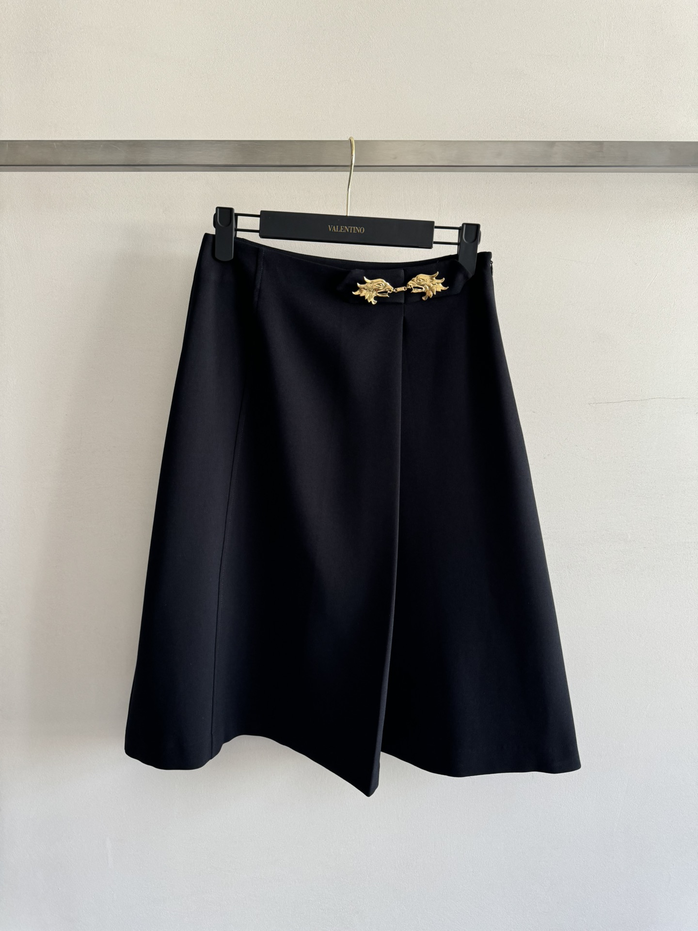 NO:435790,Valentin*25 early spring new skirt with heavy work lion head decoration design, A-line style, large tolerant, versatile and generous upper body, easy to wear with elegant temperament, and a famous lady style, which is very suitable for daily commuting or party occasions!  Two-color SML-, valentino, skirts, alexander wang19860909Valentin*25早春新款半身裙 腰头重工狮子头装饰设计,A字版型 包容大,上身百搭又大方,轻松穿出气质优雅,名媛淑女风,无论是日常通勤还是聚会场合都很适合！两色SML-,,valentino,skirts,alexander wang,Women's clothing