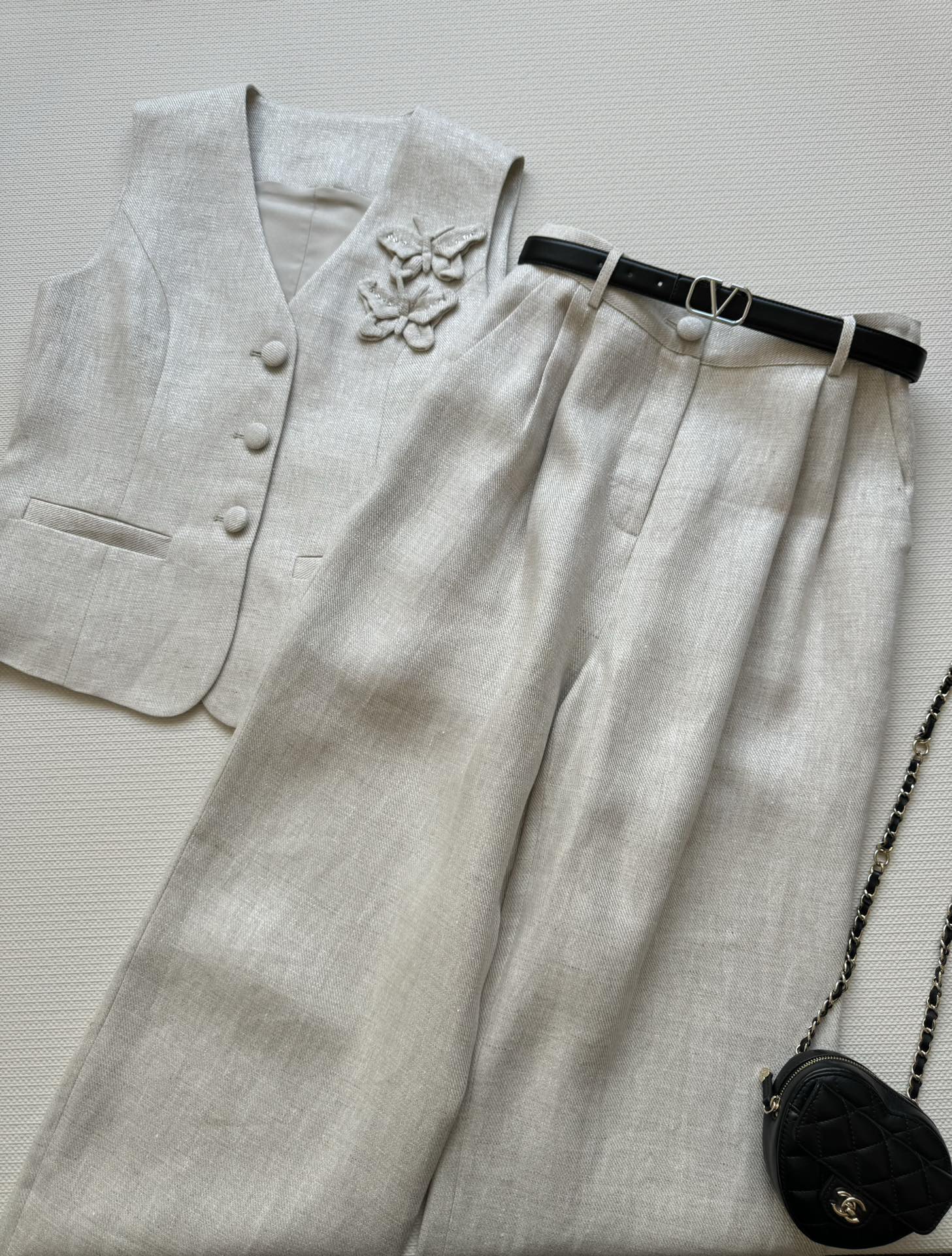 NO:335016,Valentin*2025 early spring new three-dimensional heavy-industrial linen set, vest V-neck press-pleated one-row button design, hand-woven nailed butterfly decoration on the chest is neither monotonous nor picky, paired with wide-leg style of trousers, it creates a lazy and relaxing feeling in the old-fashioned style, simple and capable, fashionable temperament. Linen and silver silk fabric, with a super texture. The healing color is easy to control, and a set of elegant and generous upper body effect is absolutely brilliant!  SML!  , valentino,alexander wang19860909Valentin*2025早春新款立体重工亚麻套装 马甲V领压褶一排扣设计,胸前点缀手工编织钉珠蝴蝶装饰既不单调也不挑人,搭配长裤阔腿版型,穿出老钱风慵懒松弛感,简约干练,时尚气质 亚麻银丝面料,质感超绝 治愈的色系轻松驾驭,一套上身优雅大方效果绝绝子！SML！,,valentino,alexander wang,Women's clothing