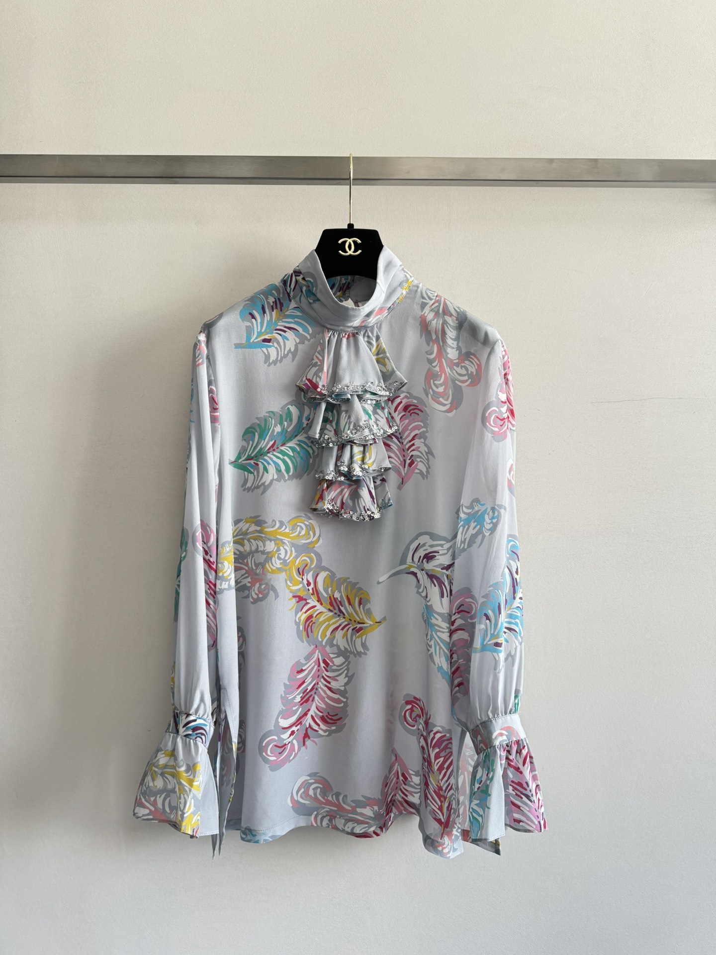 NO:333013,CHANE*25SS new silk shirt, French turtleneck design, fully integrates the essence of French style in terms of tailoring. The stand-up collar is capable and neat, and has a bit of gentleness and softness. Multiple layers of ruffles overlap and embellish it, enriching visual layers, adding a touch of playful, lively and exquisite tailoring and comfortable material. The color feather print has a very high color saturation, which makes it look white and skin-like, instantly attracting everyone's attention, and contains a calm and elegant temperament, allowing you to stand out easily among the crowd, showing your unique personality and taste SML-, chanel, real silk, alexander wang19860909CHANE*25SS新款真丝衬衣,法式高领设计,在剪裁方面充分融入法式精髓,立领的干练利落,又多了几分温柔柔美.多层荷叶边重叠点缀其上,丰富视觉层次,更添一抹俏皮灵动精致剪裁与舒适材质绝佳 彩色羽毛印花独特的色彩饱和度极高,超级显白衬肤,瞬间就能抓住众人目光,且蕴含冷静、高雅气质,让你在人群中轻松脱颖而出,尽显独特个性与品味SML-,,chanel,real silk,alexander wang,Women's clothing