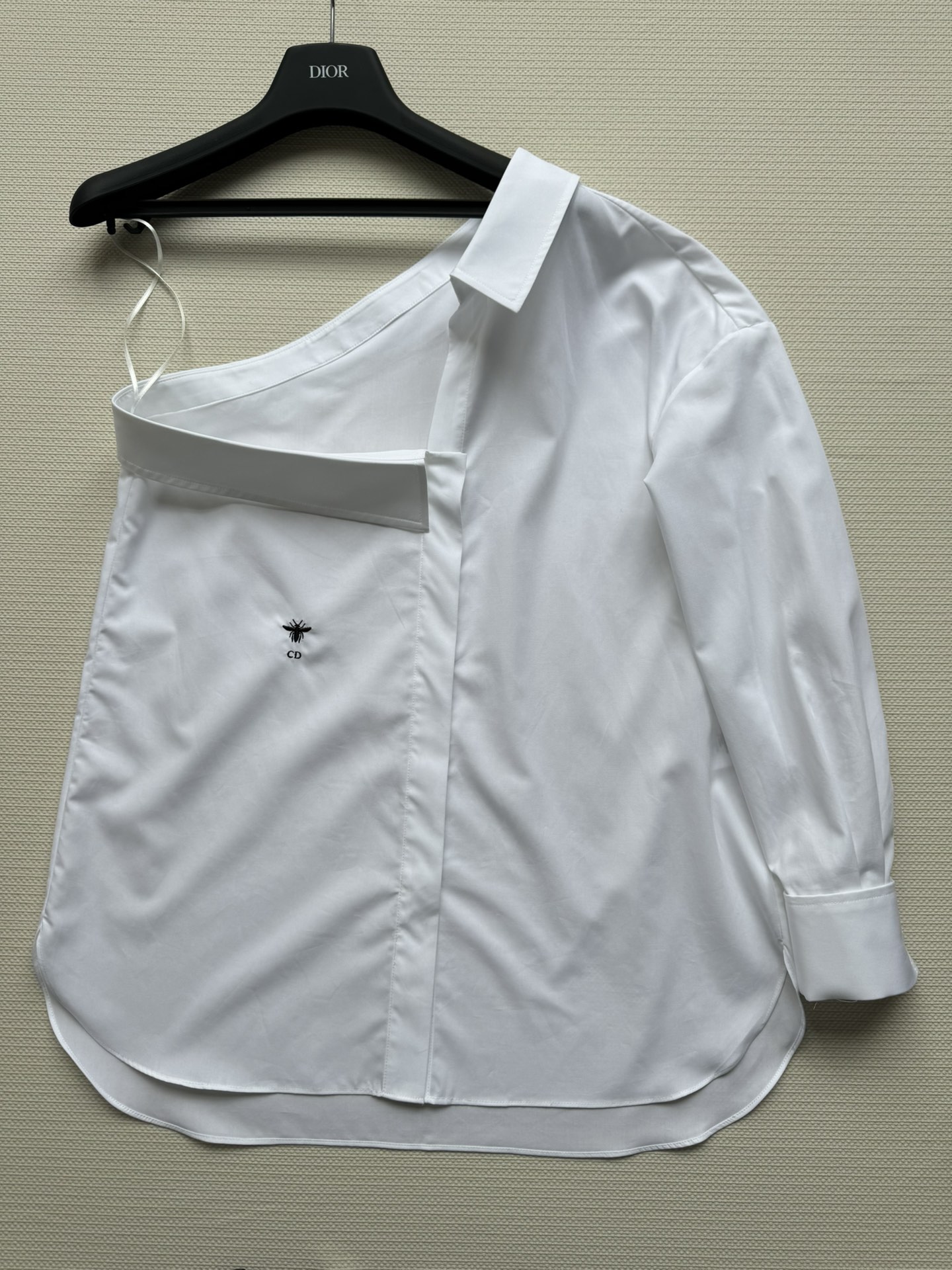 NO:433110,DIO*25 spring and summer new design irregular shoulder-skimming shirt. This shirt adopts an off-shoulder irregular design, fashionable and atmospheric, and can show perfect shoulder lines. Three-dimensional cut regular style. Quality custom-made cotton fabric is soft and comfortable. The upper body is sexy and elegant, and full of aura. Full of high-end SML-,,shirts,alexander wang19860909ＤＩＯ*25春夏新款设计感不规则漏肩衬衫,这款衬衫采用斜露肩不规则设计,时髦大气,可展现肩部完美线条,立体剪裁常规版型,品质定制棉面料柔软舒适,上身性感显气质,气场十足 满满的高级感SML-,,shirts,alexander wang,Women's clothing