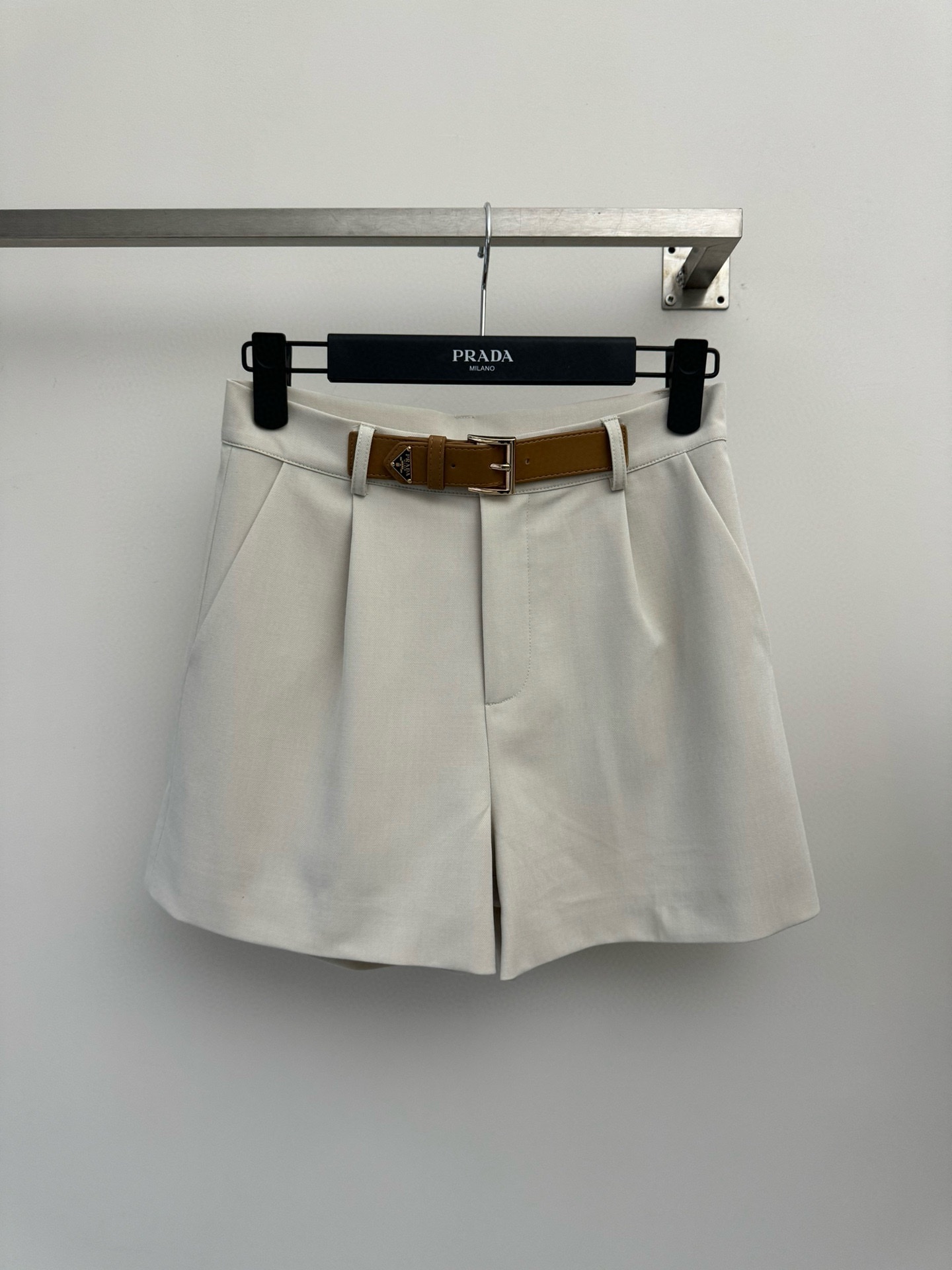NO:798036,PRAD* new shorts, made of custom blended fabrics, are light and comfortable. The classic triangle belt decoration in the middle of the waist is eye-catching and the wide trouser legs are cut to make the legs more slender. Wear them loosely and casually, and you can easily wear them with a fashionable look. A must-have SML-, prada, shorts,19860909PRAD*新款短裤,定制混纺面料制作轻薄舒适,腰部中间经典三角标皮带装饰亮眼吸晴宽裤腿版型剪裁衬托的腿更细长了 穿着松驰有度,随意搭配,轻松穿出时尚造型感时髦精必入款SML-,,prada,shorts,,Women's clothing