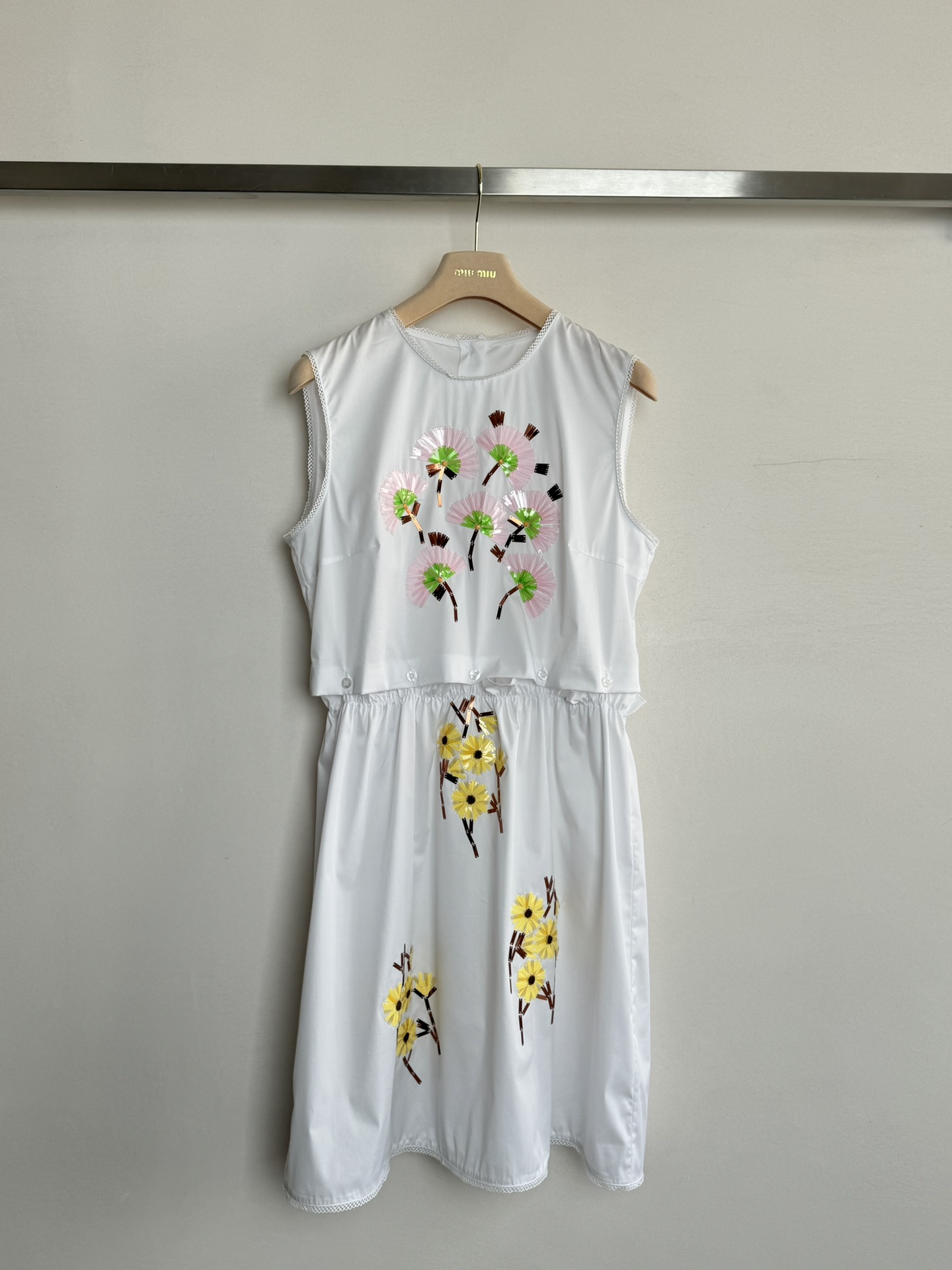 NO:333006,MIU MI*25SS new design feels the heavy industry sequin sunflower dress is detachable and layered. The top and skirt combine to create a rich sense of layering. The whole skirt uses heavy industry sequin jacquard embroidery. The workmanship details are impeccable. The cotton texture is soft and comfortable, and the upper body is full of quality!  The sunflower elements not only highlight the girl’s inadvertent sexy charm, but also show the playful and fashionable temperament of Miu girls!  Recommended SML for hot products!  ,miumiu,skirts,alexander wang19860909MIU MI*25SS新款上新设计感重工亮片太阳花连衣裙可拆卸层叠的设计,上衣与半裙结合,营造出丰富的层次感,整件裙子都是采用重工亮片提花刺绣做工细节都是无可挑剔的,棉的质感柔软舒适,上身满分！太阳花元素不仅突出了少女不经意的性感魅力,也展现了miu系女孩俏皮气息,时尚气质！爆款推荐SML！,,miumiu,skirts,alexander wang,Women's clothing