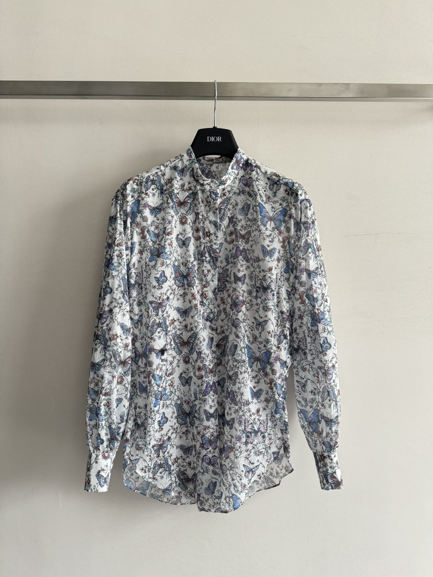 NO:458542,Dio*25 spring and summer new butterfly dreamy shirt, butterfly element prints cover the entire shirt, showing exquisite butterfly shapes in elegant and dreamy multi-color flowers, light and fresh macaron color, spring and vitality, loose style lantern sleeve tailoring, age-reducing playful, cotton texture light, soft, comfortable and easy to control!  Two-color SML, dior,shirts,alexander wang19860909Dio*25春夏新款蝴蝶梦幻衬衣,蝴蝶元素印花布满整件衬衫,在优雅梦幻的多色花卉中展现精致的蝴蝶造型,淡淡清新的马卡龙色,好有春意生机宽松版型灯笼袖剪裁,减龄俏皮,采用棉质感轻飘飘柔软舒适轻松驾驭！两色SML,,dior,shirts,alexander wang,Women's clothing