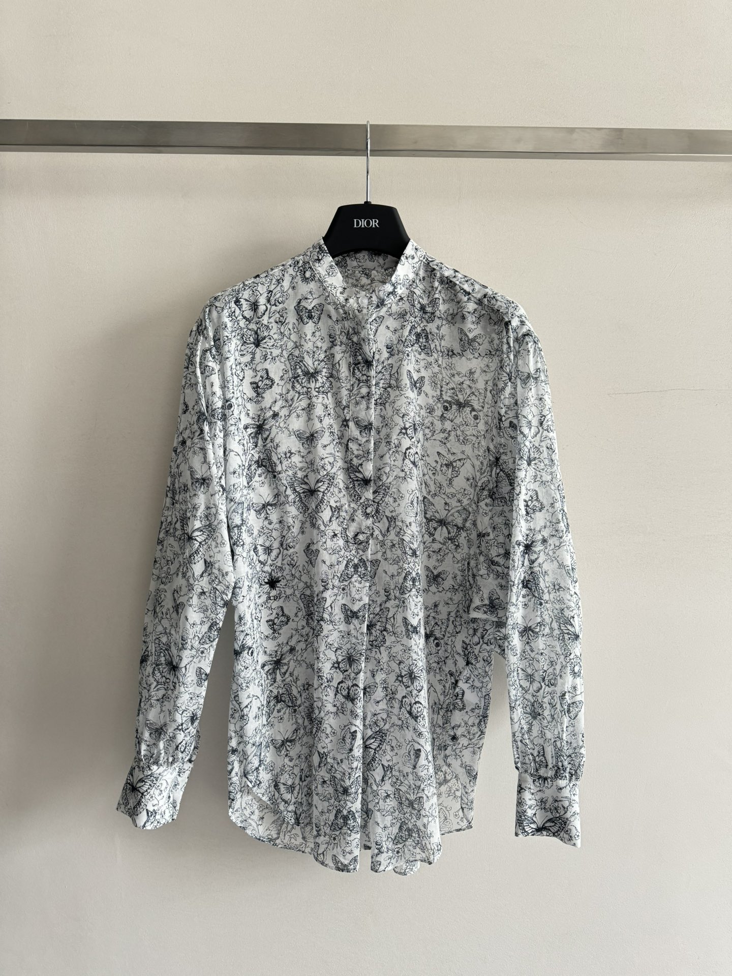 NO:458551,Dio*25 spring and summer new butterfly dreamy shirt, butterfly element prints cover the entire shirt, showing exquisite butterfly shapes in elegant and dreamy multi-color flowers, light and fresh macaron color, spring and vitality, loose style lantern sleeve tailoring, age-reducing playful, cotton texture light, soft, comfortable and easy to control!  Two-color SML, dior,shirts,alexander wang19860909Dio*25春夏新款蝴蝶梦幻衬衣,蝴蝶元素印花布满整件衬衫,在优雅梦幻的多色花卉中展现精致的蝴蝶造型,淡淡清新的马卡龙色,好有春意生机宽松版型灯笼袖剪裁,减龄俏皮,采用棉质感轻飘飘柔软舒适轻松驾驭！两色SML,,dior,shirts,alexander wang,Women's clothing