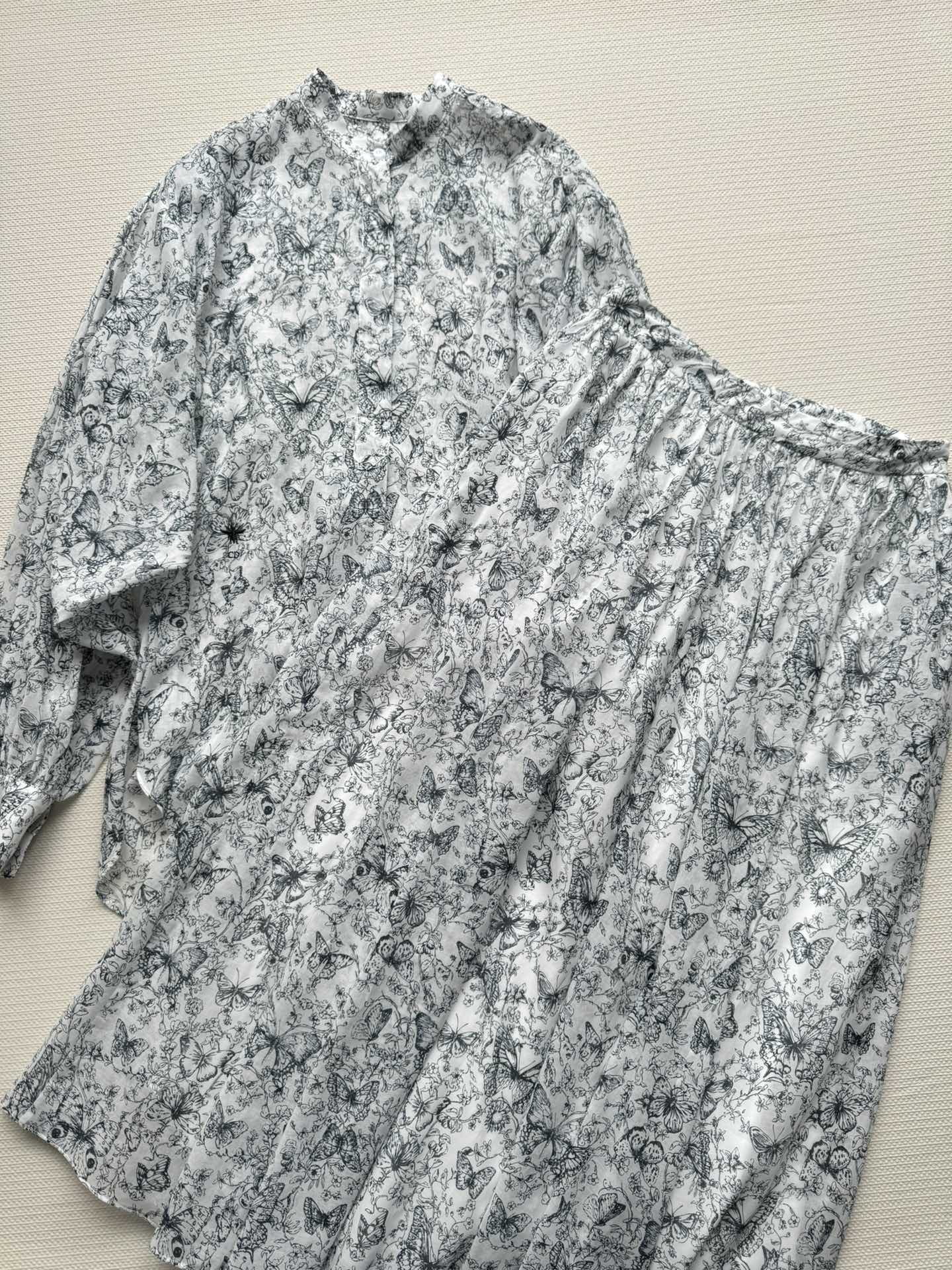 NO:458521,Dio*25 spring and summer new butterfly element printed skirt custom YB cotton fabric is carefully crafted, with breathable and skin-friendly texture, and the light upper body is so comfortable. The super large pleated skirt is very material. The upper body shows high-end elegance. It is recommended to match it more elegant!  ＳＭl,,dior,skirts,alexander wang19860909Dio*25春夏新款蝴蝶元素印花半身裙定制YB棉质面料精心制作 质感透气亲肤 轻飘飘的上身好舒服 超大收褶裙摆用料很足 上身尽显高级优雅,推荐一套搭配更显气质大方！ＳＭl,,dior,skirts,alexander wang,Women's clothing