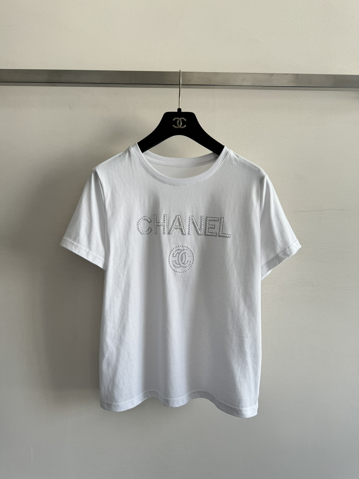 NO:335819,CHANE*25SS new round neck straight shoulder short-sleeved T-shirt. The front piece is decorated with three-dimensional logo hot bead design. Minimalist. The cotton texture is soft and comfortable. A must-have for daily commuting. Easy to match, it is a versatile item in the wardrobe!  SML-, chanel, T-shirt,tees, t-shirt,alexander wang19860909CHANE*25SS新款圆领正肩短袖T恤 前片采用立体logo烫珠设计点缀 极简主义 棉质感柔软舒适 日常通勤必备 轻松搭配,简直衣橱百搭单品！SML-,,chanel,T-shirt,tees，t-shirt,alexander wang,Women's clothing