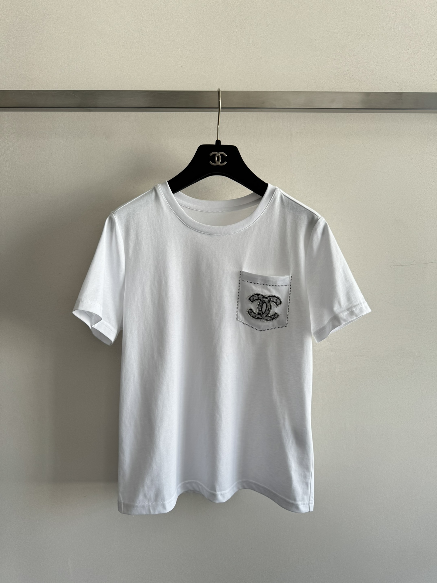 NO:335825,CHANE*25SS new round neck short-sleeved T-shirt, pocket double C bright diamond embroidery design, very exquisite and beautiful minimalist style, easy to control small version, soft and comfortable cotton texture, a must-have for daily commuting and leisure, a versatile item in the wardrobe!  SML-, chanel, T-shirt,tees, t-shirt,alexander wang19860909CHANE*25SS新款圆领短袖T恤,口袋双C亮钻刺绣设计,非常精致好看极简风格 小版型轻松驾驭,棉质感柔软舒适 日常通勤休闲必备 简直衣橱百搭单品！SML-,,chanel,T-shirt,tees，t-shirt,alexander wang,Women's clothing