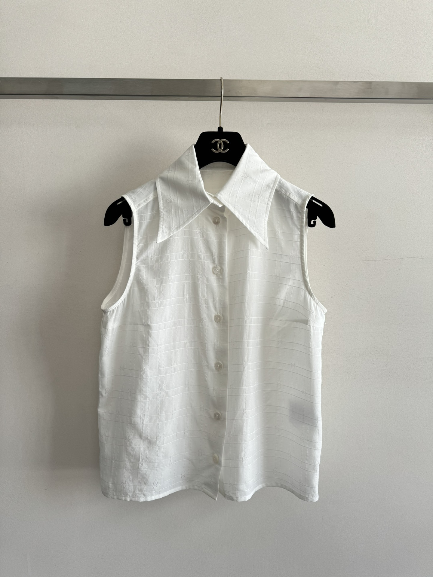 NO:805291,CHANE*'s new French simple sleeveless shirt, customized YB imported plaid double C jacquard craftsmanship, made of silk cotton fabric, light and comfortable, great texture, featured pointed lapels, H version, fashionable and age-reducing. The upper body is super slim and elegant, sweet and playful, white and rich, a must-have versatile item, two colors SML-,,chanel,shirts,19860909CHANE*新款法式简约无袖衬衫,定制YB进口格纹双C提花工艺采用丝绵面料,轻薄舒适 质感超赞特色尖头翻领H版型时髦减龄.上身超显瘦显气质 甜美俏皮白富美必入百搭单品两色SML-,,chanel,shirts,,Women's clothing