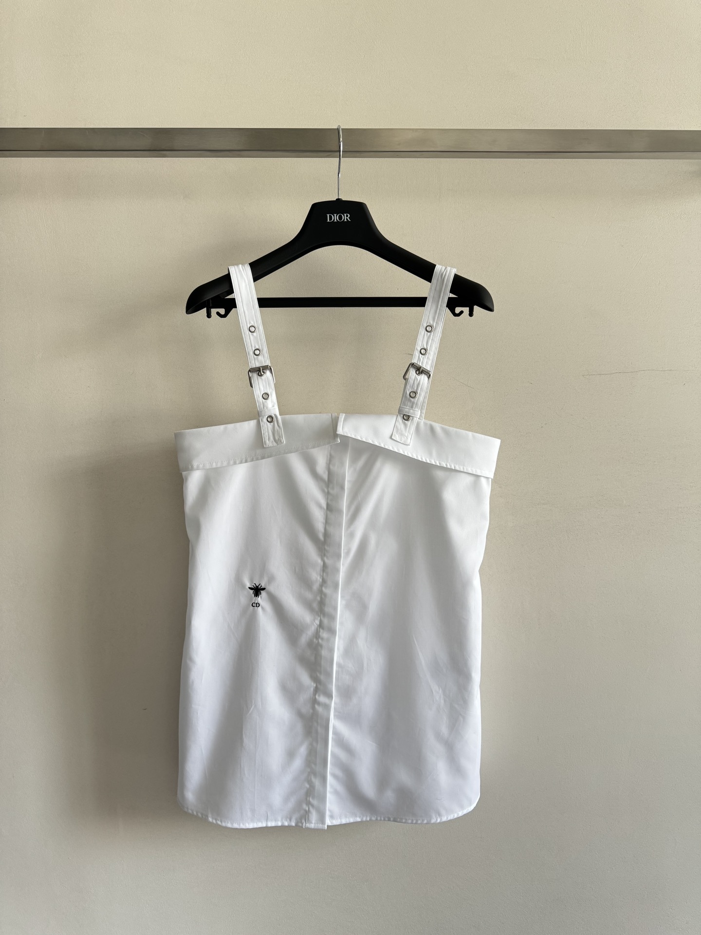 NO:433169,DIO*25SS new sleeveless suspender shirt, suspender chest-wrapped design, the shoulder strap is adjustable, simple and elegant, can show the perfect lines of the shoulders, three-dimensional tailoring, regular style, custom cotton fabric is soft and comfortable, the texture is great, the upper body is sexy and full of aura, full of high-end feeling creates various shapes, fashionable and versatile style is varied SML!  ,dior,shirts,alexander wang19860909DIO*25SS新款无袖吊带衬衫,吊带裹胸式设计 肩带可调节处理,简洁大方 可展现肩部完美线条,立体的剪裁 常规版型,定制棉面料柔软舒适,质感很赞,上身性感气质,气场十足 满满的高级感打造各种造型,时髦百搭风格多变ＳＭＬ！,,dior,shirts,alexander wang,Women's clothing