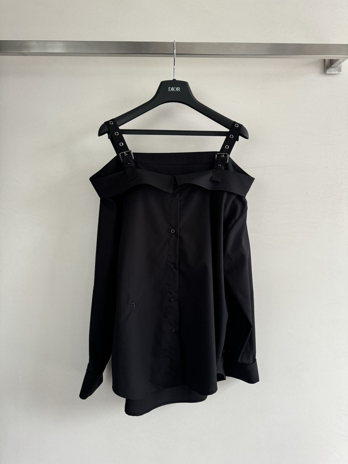 NO:433159,DIO*25SS new long-sleeved shirt, suspender one-shoulder design, single-breasted short front and long back, shoulder strap adjustable, fashionable and atmospheric, can show perfect shoulder lines, three-dimensional tailoring Regular style, quality custom-made cotton fabric soft and comfortable, sexy upper body to show temperament, full of aura, full of high-end feeling to create various shapes, a variety of styles, highly recommended SMEL two colors,,dior,shirts,alexander wang19860909DIO*25SS新款长袖衬衫,吊带一字肩设计 单排扣前短后长,肩带可调节处理,时髦大气,可展现肩部完美线条,立体的剪裁 常规版型,品质定制棉面料柔软舒适,上身性感显气质,气场十足 满满的高级感打造各种造型,风格多变百搭的一款强烈推荐ＳＭＬ两色,,dior,shirts,alexander wang,Women's clothing