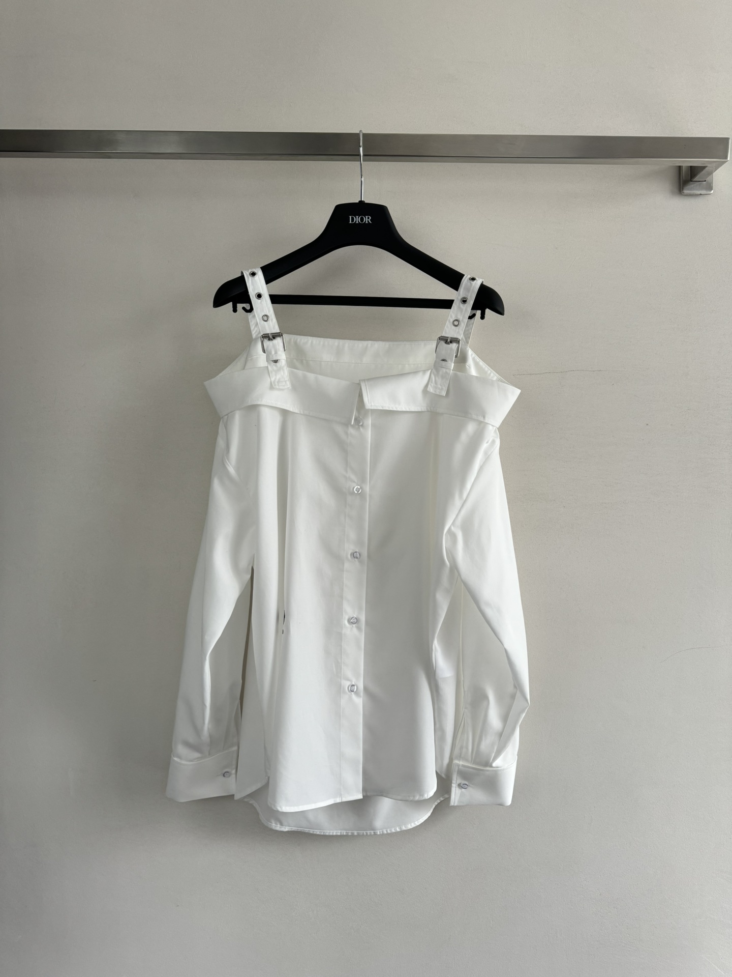 NO:433149,DIO*25SS new long-sleeved shirt, suspender one-shoulder design, single-breasted short front and long back, shoulder strap adjustable, fashionable and atmospheric, can show perfect shoulder lines, three-dimensional tailoring Regular style, quality custom-made cotton fabric soft and comfortable, sexy upper body to show temperament, full of aura, full of high-end feeling to create various shapes, a variety of styles, highly recommended SMEL two colors,,dior,shirts,alexander wang19860909DIO*25SS新款长袖衬衫,吊带一字肩设计 单排扣前短后长,肩带可调节处理,时髦大气,可展现肩部完美线条,立体的剪裁 常规版型,品质定制棉面料柔软舒适,上身性感显气质,气场十足 满满的高级感打造各种造型,风格多变百搭的一款强烈推荐ＳＭＬ两色,,dior,shirts,alexander wang,Women's clothing