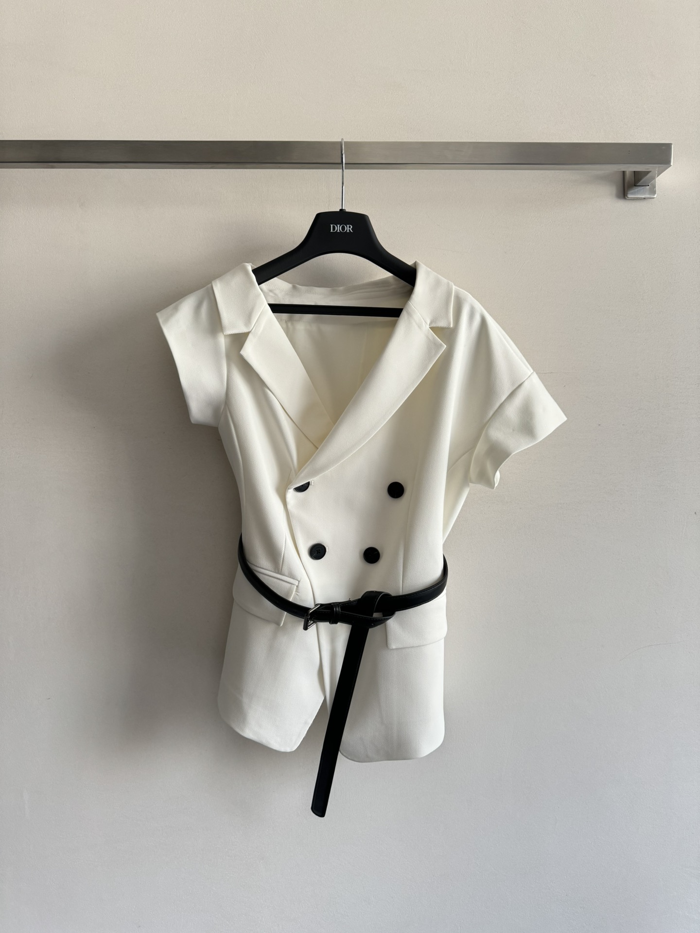 NO:435773,Dio*25SS new irregular suit top, suit lapel asymmetric sleeve off-shoulder design, fashionable and exquisite double-breasted decoration, with belt decoration, the upper body has aura and layering, and hides the flesh to make you look slim. It has a very tone and off-shoulder sensation, stylish and elegant SML-,,dior, business suit,alexander wang19860909Dio*25SS新款不规则西装式上衣 西装式翻领不对称袖斜肩设计 时尚精致双排扣装饰 配上腰带装饰 上身有气场与层次感 并且藏肉显瘦 腔调感十足露肩小心机,时髦有气质SML-,,dior,business suit,alexander wang,Women's clothing