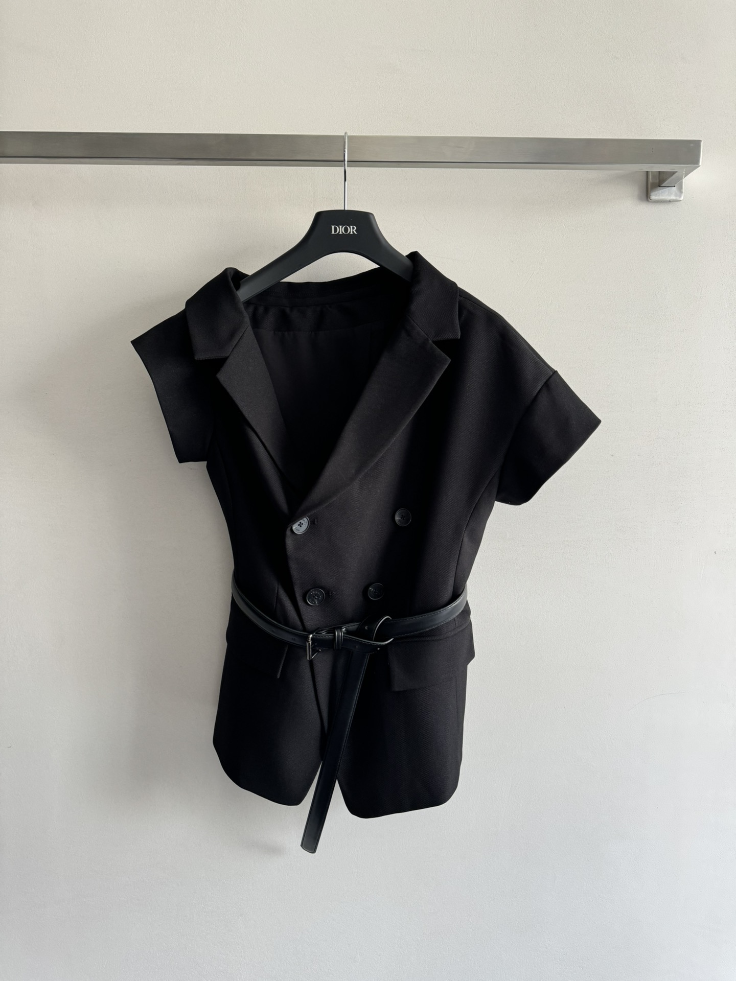 NO:435776,Dio*25SS new irregular suit top, suit lapel asymmetric sleeve off-shoulder design, fashionable and exquisite double-breasted decoration, with belt decoration, the upper body has aura and layering, and hides the flesh to make you look slim. It has a very tone and off-shoulder sensation, stylish and elegant SML-,,dior, business suit,alexander wang19860909Dio*25SS新款不规则西装式上衣 西装式翻领不对称袖斜肩设计 时尚精致双排扣装饰 配上腰带装饰 上身有气场与层次感 并且藏肉显瘦 腔调感十足露肩小心机,时髦有气质SML-,,dior,business suit,alexander wang,Women's clothing