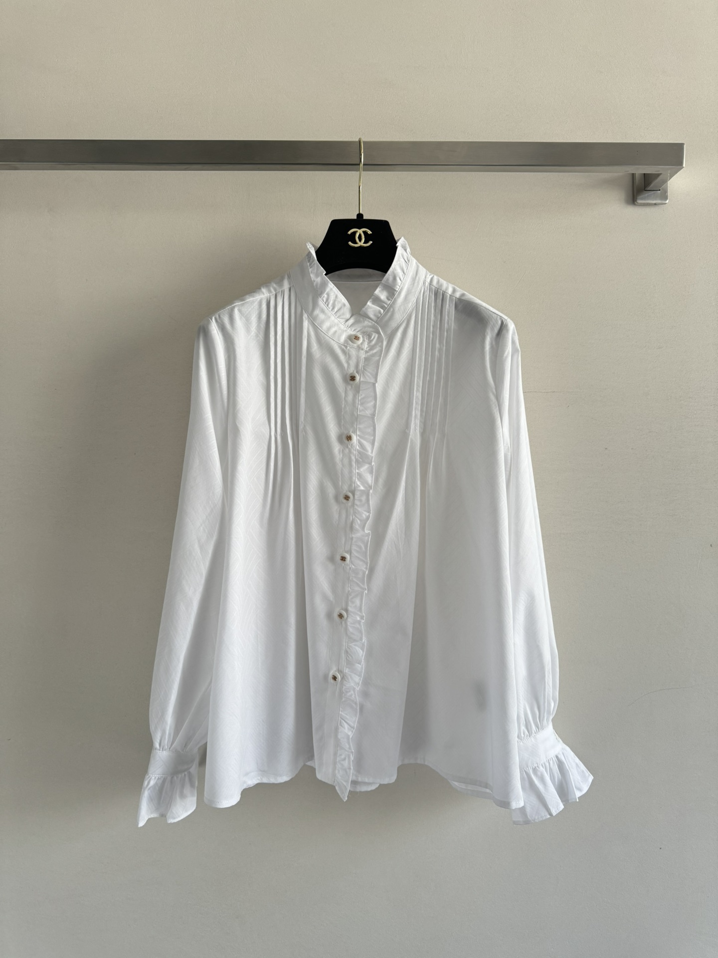 NO:432265,CHANE*25 early spring new pleated long-sleeved shirt stand-alone collar fungus lace design, exquisite embellishment of ruffles on the cuffs, French retro style, elegant temperament, simple and not picky. Whether worn alone or with a sweater jacket, it is a fashionable and versatile daily commuter!  SML, chanel, jackets & coats, sweaters,shirts,alexander wang19860909CHANE*25早春新款压褶长袖衬衫立领木耳花边设计,袖口荷叶边精美点缀,法式复古风 气质优雅 常规版型简约不挑人 不管是单穿还是搭配毛衣外套都是时髦百搭日常通勤必备款！SML,,chanel,jackets & coats,sweaters,shirts,alexander wang,Women's clothing