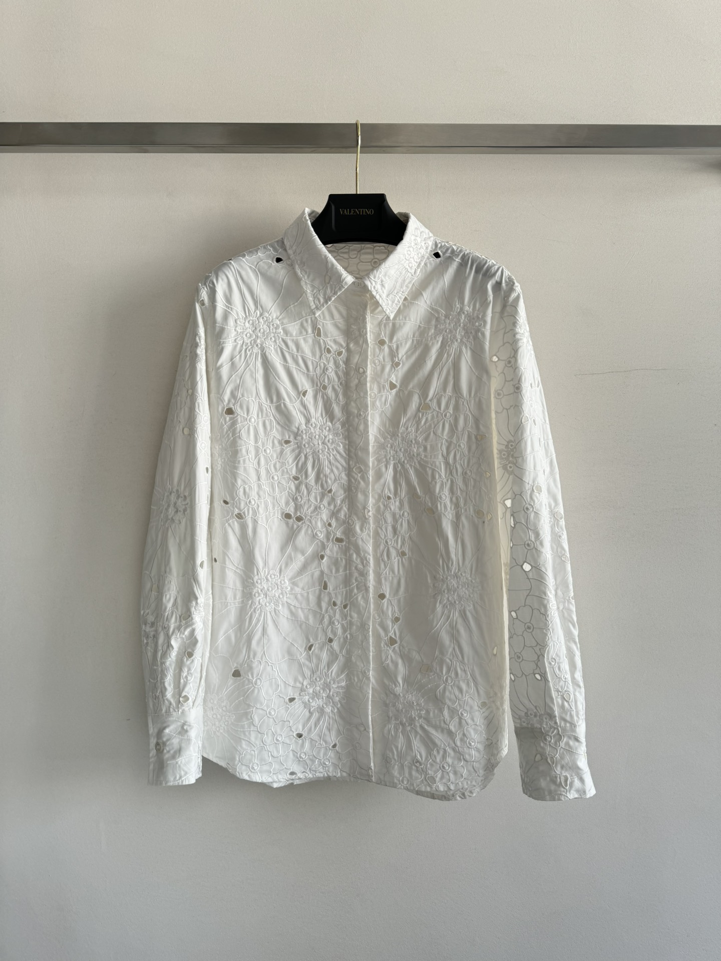 NO:332349,Valentin*25 early spring new embroidered flower long-sleeved shirt adopts a classic hollow design. The whole piece is covered with flowers and embroidery craftsmanship is very heavy in work and precisely tailored. The exquisite details are high-quality without losing the sense of design and layering. The upper body is elegant and beautiful and generous, and the natural beauty is revealed!  SML, valentino,shirts,alexander wang19860909Valentin*25早春新款刺绣花朵长袖衬衫,采用经典镂空设计,整件布满花朵刺绣工艺非常重工精准剪裁,精妙细节高品质不失设计感与层次感上身气质高雅 美丽大方 绽现浑然天成的美！SML,,valentino,shirts,alexander wang,Women's clothing