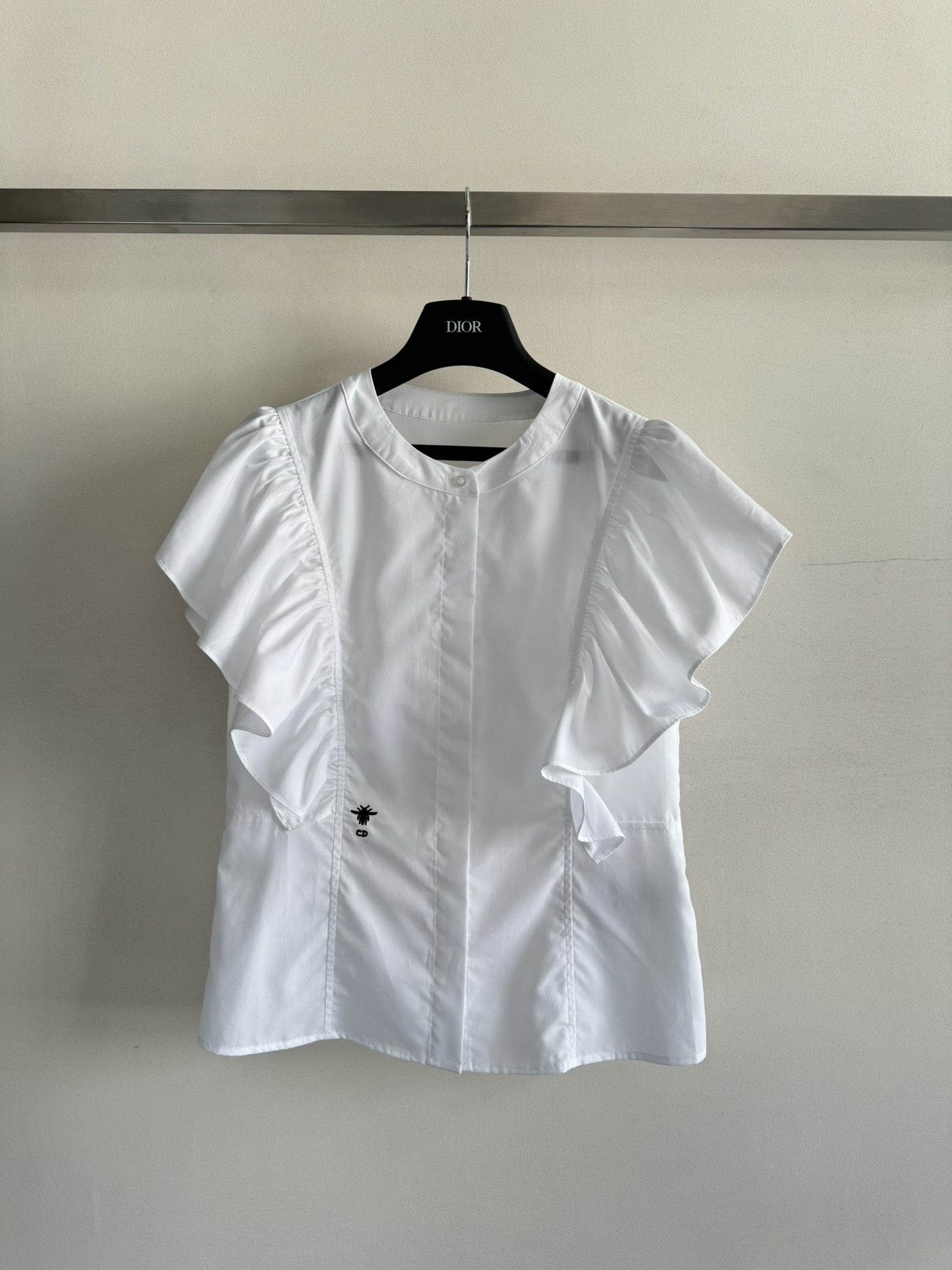 NO:333535,DIO*25SS new French small flying sleeve shirt, exquisite embroidery embroidery, ruffled flying sleeves on the upper body reduce age, small and exquisite, waist-hugging to modify the figure, making it look slimmer and waist-line, round neck design is not picky, generous and elegant, versatile and fashionable!  SML-,,dior,shirts,alexander wang19860909DIO*25SS新款法式小飞袖衬衫,精致小蜜蜂刺绣点缀,荷叶边飞袖上身减龄,小巧玲珑,收腰修饰身材 显瘦显腰线,圆领设计不挑人 大方气质 百搭时髦！SML-,,dior,shirts,alexander wang,Women's clothing