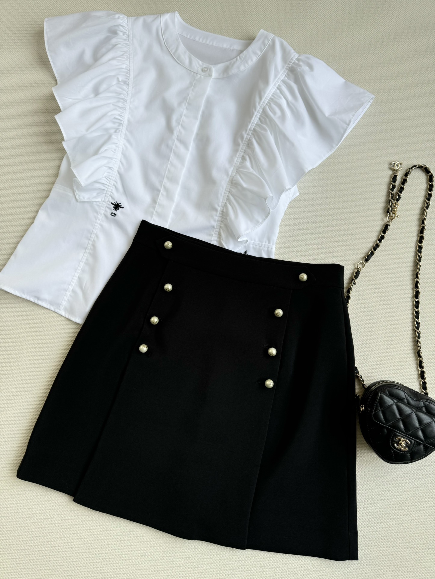 NO:333539,The design of the new Dio*SS short skirt is very exquisite. The front piece of the skirt is removable, and the flared cut is very slim. The upper body directly shows the long legs. It is very versatile with the seasonal shirt or T-shirt. SML, dior, skirts, tees, t-shirt, alexander wang19860909Dio*SS新款短裙双排珍珠扣的设计很精致,裙身前面的一片可拆卸处理,很有设计感喇叭型的剪裁很显瘦,上身直接展示大长腿,与当季衬衣或T恤都超百搭的SML,,dior,skirts,tees，t-shirt,alexander wang,Women's clothing