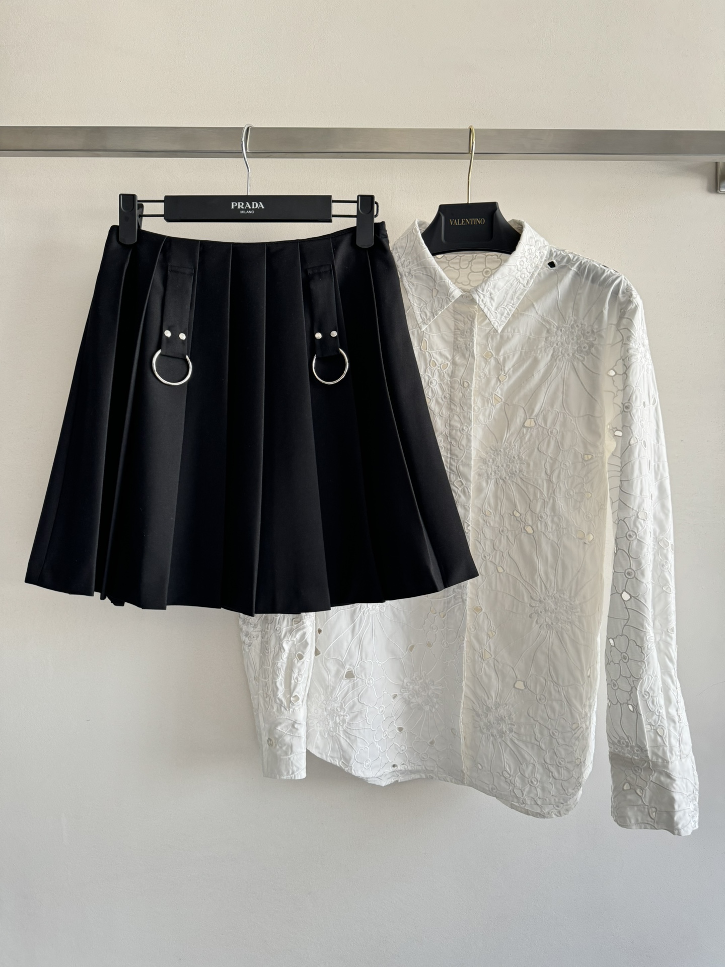 NO:793664,PRAD*26SS new classic pleated skirt. The design is decorated with hanging rings and is embellished with rich layers. The length of the skirt is inclusive and versatile. The version is not picky and easy to control. The high-quality wool blended fabric makes the upper body slimmer and younger. It is fashionable and generous. It is easy to wear for daily leisure. SML!  ,,prada,skirts,19860909PRAD*26SS新款经典百褶半裙 设计感吊环装饰点缀层次感丰富半裙的长度即包容又百搭版型完全不挑人轻松驾驭采用羊毛混纺面料品质在线上身显瘦又减龄,时髦大方,日常休闲好穿SML！,,prada,skirts,,Women's clothing