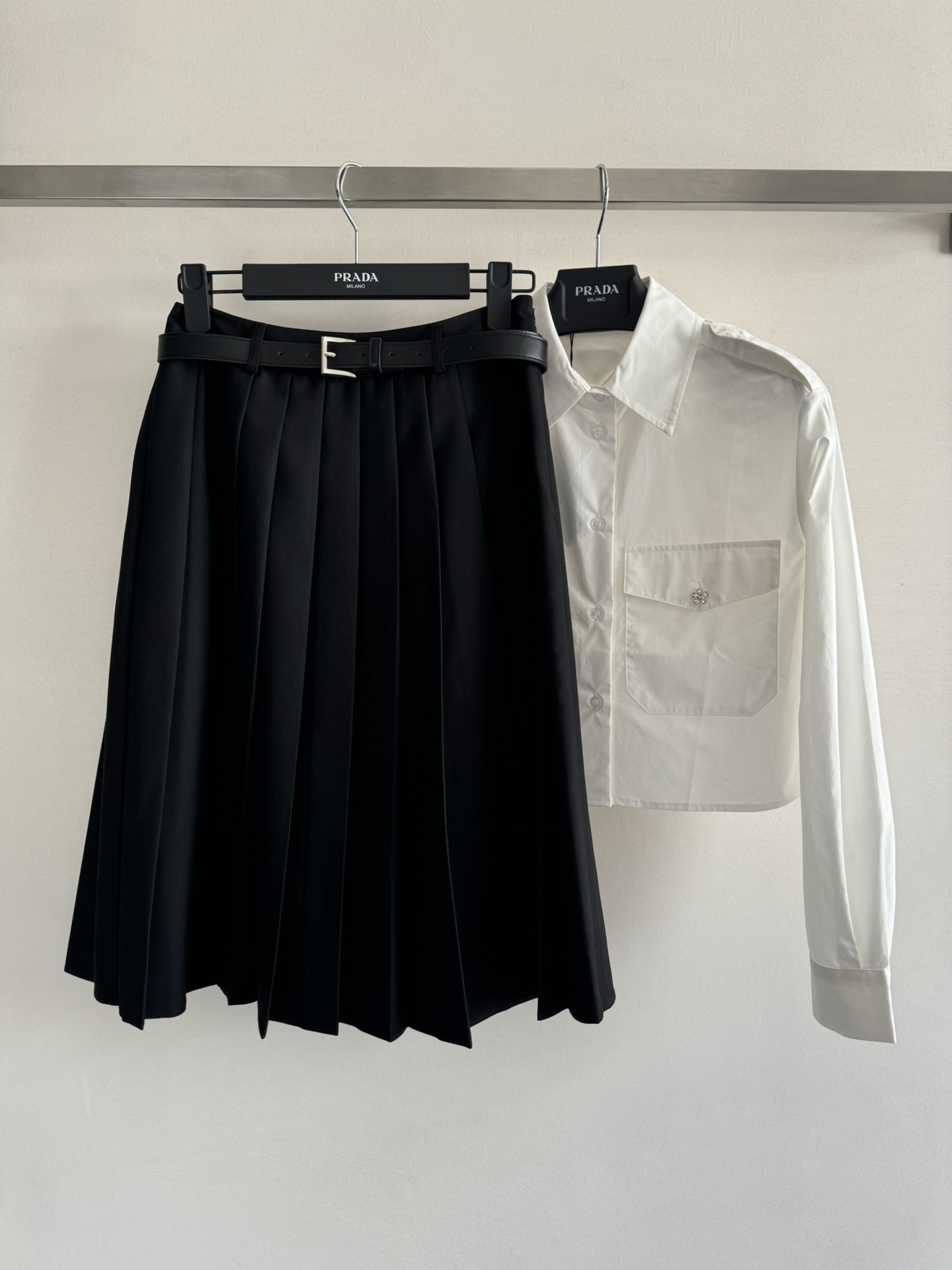 NO:473719,Prad*25SS new classic pleated skirt, elegant wide pleats, release exquisite charm, high-waisted style, super slim and tall, and is decorated with belt, which makes it more layered and moderate length. The tailoring is simple and elegant, and the classic style is practical and full of wear!  Regardless of daily shopping and commuting outfits, SML, prada, skirts, alexander wang19860909Prad*25SS新款经典百褶半裙,优雅的宽褶裥,释放精致魅力高腰版型超显瘦显高,搭配腰带装饰 更显层次丰富长度适中 剪裁简洁大方,经典版型实穿性拉满！无论日常逛街通勤穿搭都SML,,prada,skirts,alexander wang,Women's clothing