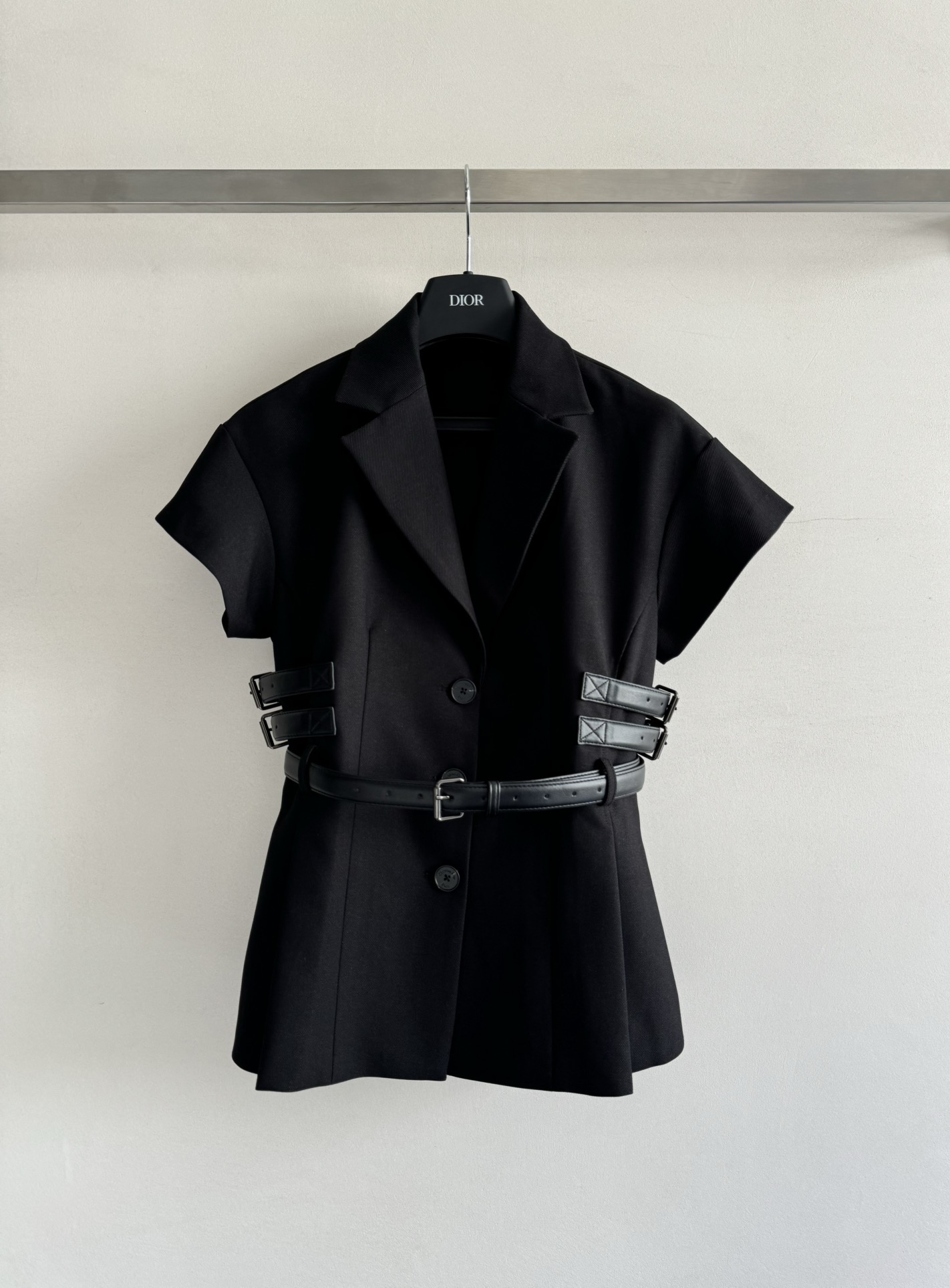 NO:435778,DIO*25ss suit top is simple and elegant in black. Classic suit lapel short-sleeved design to get rid of dullness. The leather decorative buckles on both sides modify the body, and the buttons at the waist can be adjusted. The belt can be used to add a sense of fashion. The upper body shows the body proportions and makes it look slimming. It looks fashionable and cool!  SML-,,dior,T-shirt,business suit,alexander wang19860909DIO*25ss西装式上衣黑色简约大气.经典西装翻领短袖设计 摆脱沉闷.两侧皮质装饰扣带,修饰身形,腰间纽扣可调整 搭上腰带增添时尚感 上身显身材比例显瘦 穿出潮流感,时髦酷炫！SML-,,dior,T-shirt,business suit,alexander wang,Women's clothing