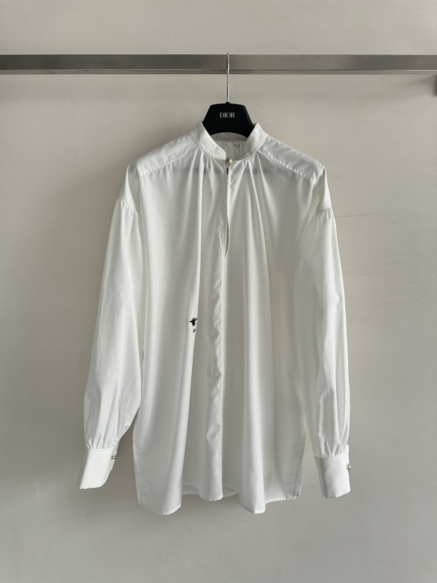 NO:433116,◆Dio*◆25 spring and summer new stand-up collar one-button long-sleeved shirt, plain hollowed-out shirt, loose long shoulder-falling shoulder to accommodate body temperament, quiet and exquisite standing collar, paired with the hollowed-out design on the chest to add a new Chinese elegant atmosphere, gold button details show texture, large body plain embellish the waist side of the iconic CD bee label brand, low-key luxury temperament, elegant and noble, easily reveal SML!  ,dior,shirts,alexander wang19860909◆Dio*◆25春夏新款立领一粒扣长袖衬衫 素色挖空衬衫 版型宽松长款落肩包容身材气质 恬静精巧立领 搭配胸前挖空设计更添新中式的素雅气息 金扣细节彰显质感 大身素色点缀腰侧标志性CD蜜蜂标品牌低调奢华的气质优雅高贵轻松显现 SML！,,dior,shirts,alexander wang,Women's clothing