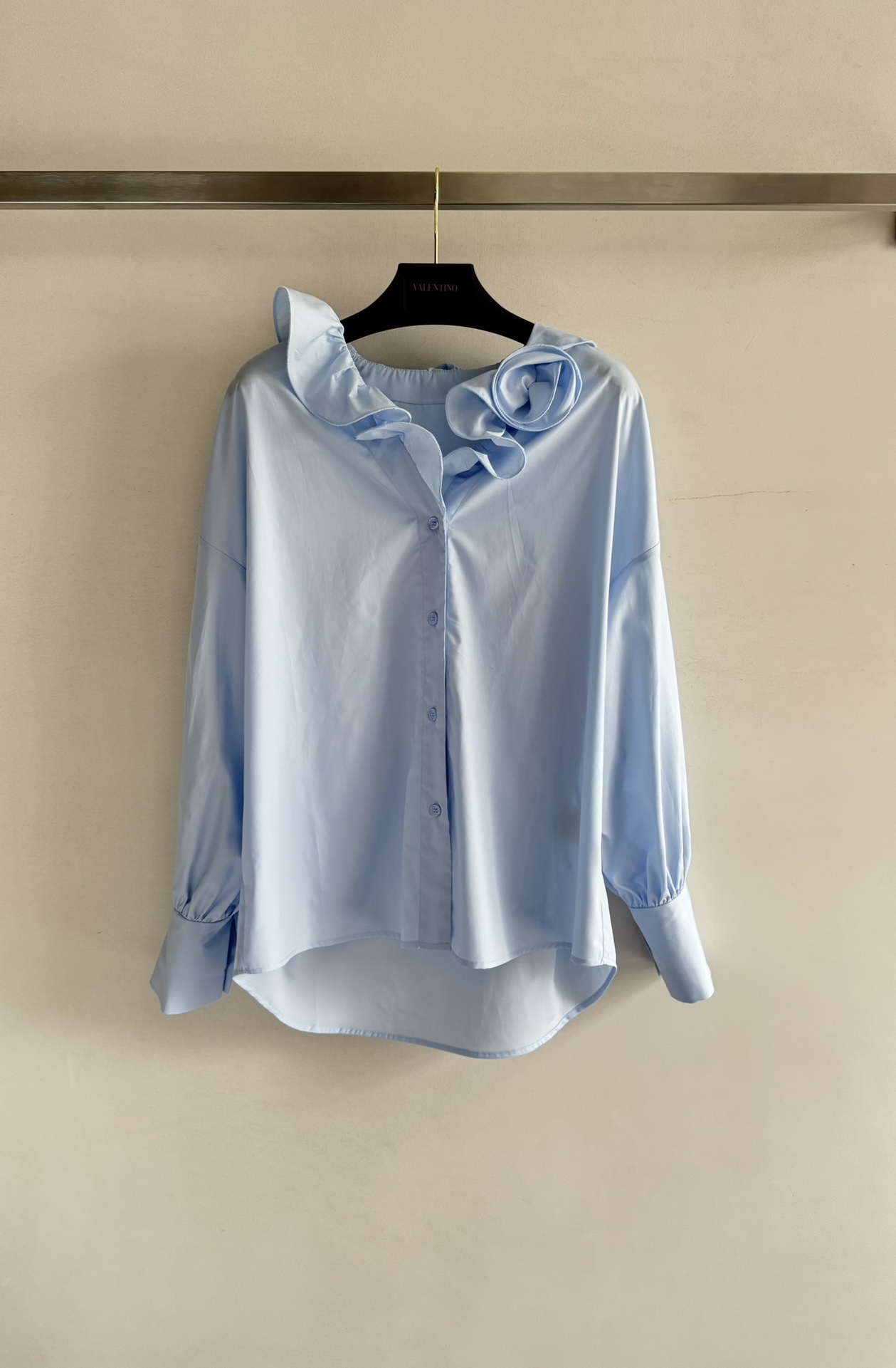 NO:332354,YESBYYESI*25 Spring and Summer Three-dimensional Rose Lotus Leaf Collar Shirt Delicate Lotus Leaf Collar Edge Extends and blooms a three-dimensional flower, with clear layers of petals, adding vitality and romance, more elegant and generous, loose H-shaped design, not picky about body shape, extremely inclusive, easy to control whether it is daily leisure or commuting, showing unique charm, showing casual but stylish dressing attitude SML-,,shirts,alexander wang19860909YESBYYESI*25春夏立体玫瑰荷叶领衬衫 细腻的荷叶领边缘 延伸绽放出一朵立体花朵,花瓣层次分明 增添了元气浪漫之余 更显优雅大方 宽松H版型设计 不挑身形 包容性极强 无论是日常休闲或通勤都能轻松驾驭 展现出独特的魅力展现出随性而不失格调的穿着态度 SML-,,shirts,alexander wang,Women's clothing