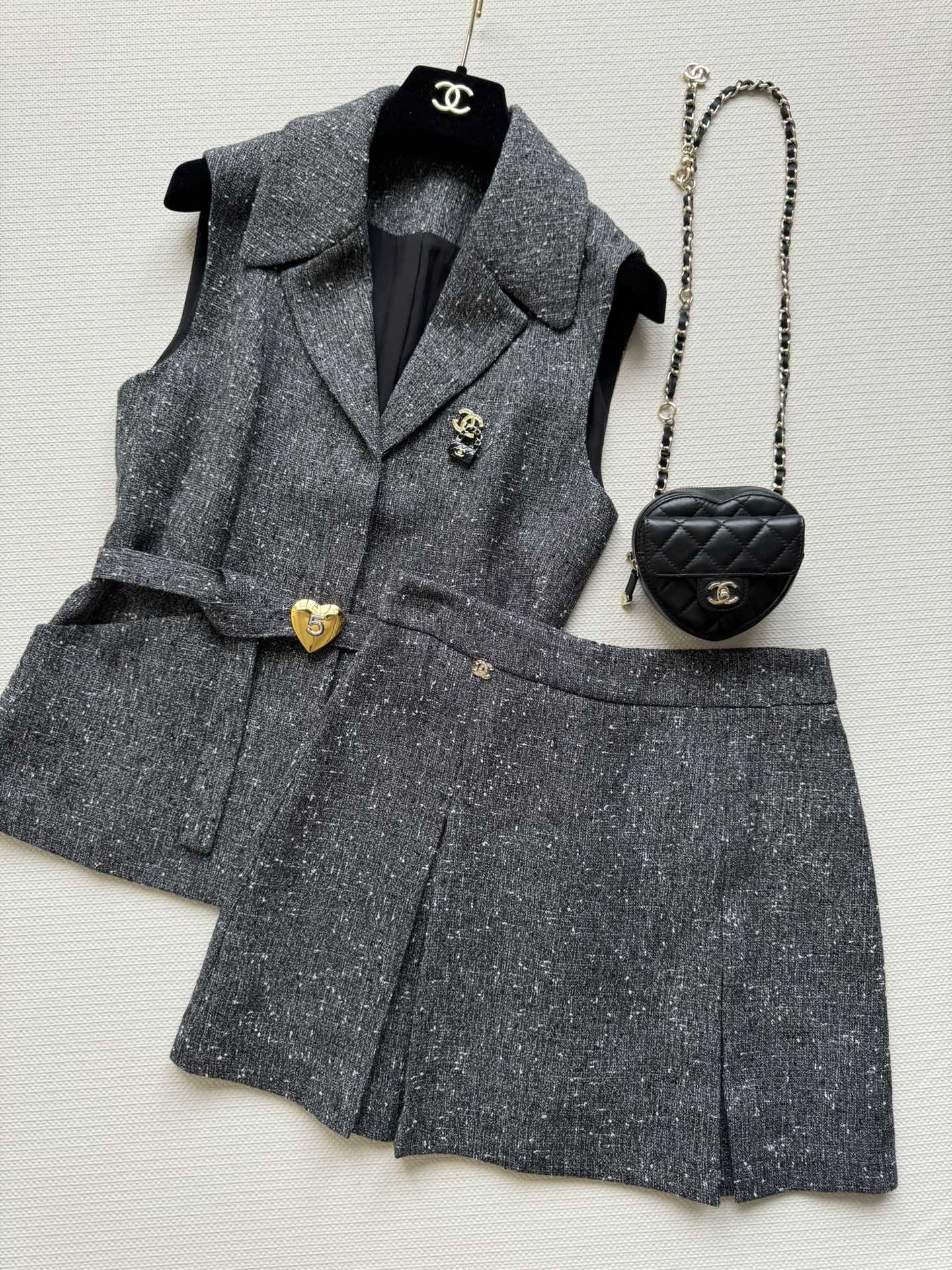 NO:455014,430CHANE*25FW new temperamental small fragrance style suit, classic vest lapel with metal love belt decoration, exquisite brooch embellishment on the chest, a set of upper body temperament, waist-hugging and slimming, very inclusive, the skirt style does not show the belly, and it is lined with safety pants inside, clean and neat tailoring, fashionable and generous, the fabric texture is soft, delicate and comfortable, and the style is super slim. It is very suitable for daily commuting or date and party occasions to wear SML!  Hot two colors, Chanel, skirts, brooch, breastpin, alexander wang19860909430CHANE*25FW新款气质小香风套装,马甲经典翻领搭配金属爱心腰带装饰 胸前配上精致胸针点缀,一套上身名媛气质,收腰显瘦 包容性很好,半裙版型不显肚肚,里面有内衬自带安全裤,干净利落整洁的剪裁,时髦大方,面料质感柔软细腻舒适,版型超显瘦 好适合日常通勤或者约会聚会场合穿搭SML！爆款两色,,chanel,skirts,brooch，breastpin,alexander wang,Women's clothing
