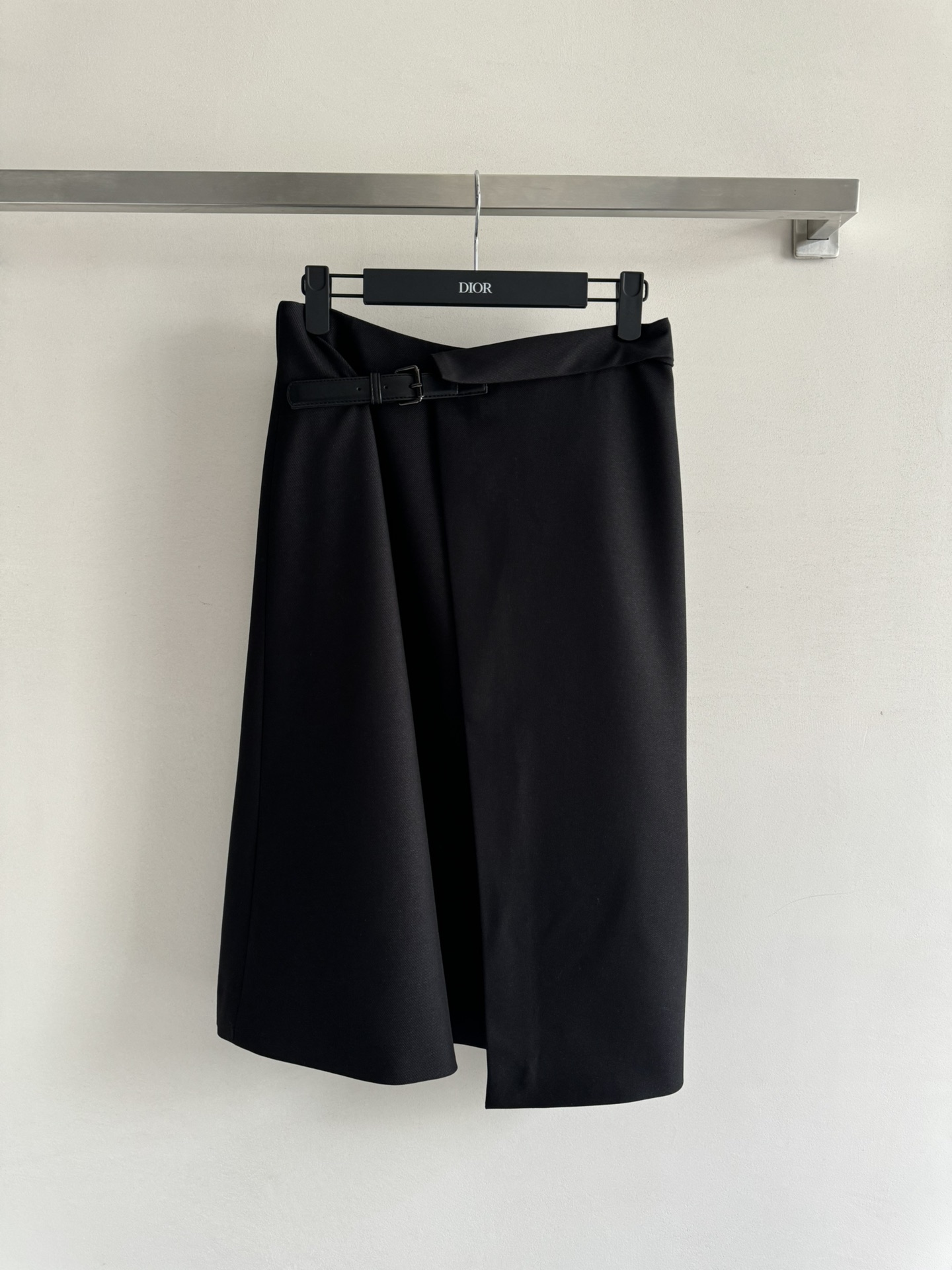 NO:455742,Dio*25SS new irregular skirt one-piece wrap skirt design, paired with half-belt decoration, the effect is more fashionable and atmospheric, and the H-shaped tailoring is unique. The silhouette is loose and inclusive, and it visually modifys the body proportions. It is suitable for both daily and formal occasions. It has a sense of design and fashionable personality, and the upper body has a strong aura, so you can easily hide your flesh and make you look slimming!  SML-,dior,skirts,alexander wang19860909Dio*25SS新款不规则半身裙一片式裹裙设计,搭配半截式腰带装饰,效果更显时髦大气,H版型剪裁 别具一格 廓形宽松包容性强,视觉上修饰身材比例,不管是日常还是正式场合都很适合 ,即有设计感又时尚个性,上身气场十足,可以轻松藏肉显瘦！SML-,,dior,skirts,alexander wang,Women's clothing