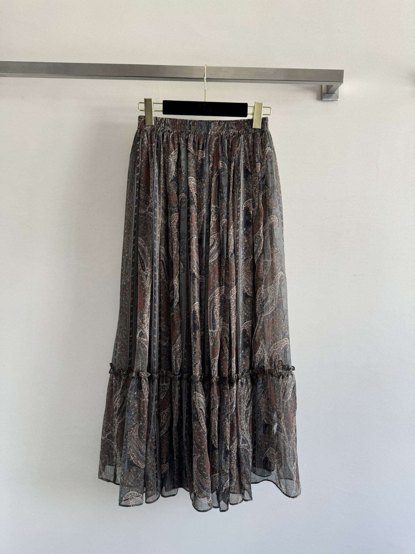 NO:413302,Sait Lauren*25SS retro Paisley printed skirt, the light fabric feels good to touch, the elastic waist design is highly inclusive, it is super comfortable to wear, the wide skirt is tailored neat and generous, the upper body perfectly shows the elegant temperament of women, all kinds of fashionable combinations can create a fashionable look, and the aura is very charming!  SML, skirts,alexander wang19860909Sait Lauren*25SS复古佩斯利印花半身裙,轻盈的面料触感很好,松紧腰设计包容性高,穿着超级舒适,阔阔的裙摆剪裁 利落大方,上身完美展现了女性的优雅气质各种时髦搭配都能打造出时尚感满满的造型,气场魅力感很足！SML,,skirts,alexander wang,Women's clothing