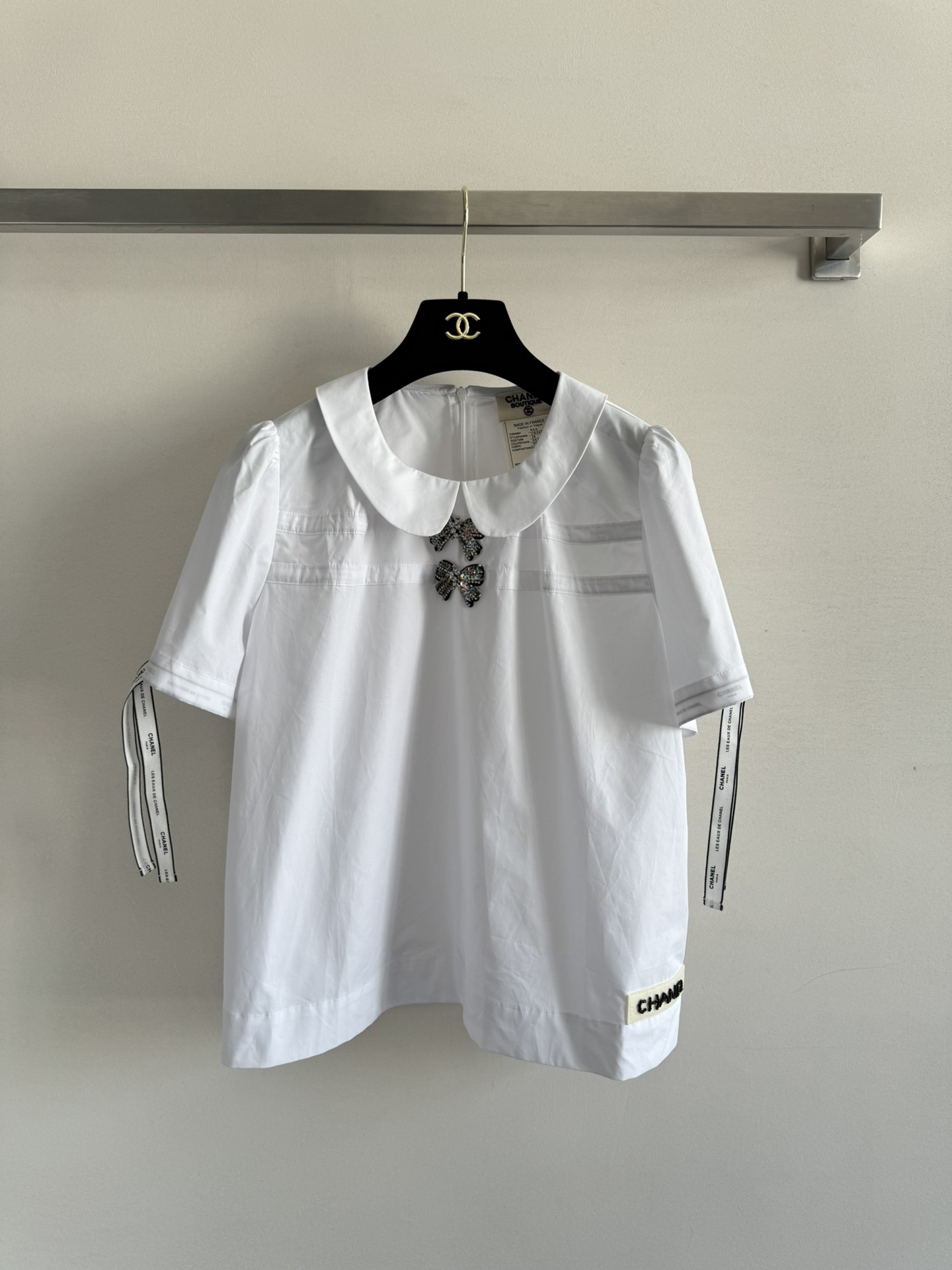 NO:791490,CHANE*26SS new style short-sleeved shirt with doll collar, decorated with sequined beaded butterflies in a mid-century style. Exquisite age-reducing cuffs can be tied with a tie and look good with a bow. The side of the hem is decorated with logo beaded patches. The whole shirt is full of details and design. The high-quality cotton fabric is clean and easy to wear without losing the girlish temperament!  Taking photos allows you to produce SML-,,chanel,shirts,T-shirts in one second,19860909CHANE*26SS新款娃娃领短袖衬衫,采用亮片钉珠蝴蝶点缀中古风 精致减龄袖口可绑带设计随意打个蝴蝶结都好看下摆侧边logo钉珠贴布装饰,整件衬衫满满的细节与设计感优质棉布面料干净好穿又不失气质少女！拍照能让你一秒出片SML-,,chanel,shirts,T-shirt,,Women's clothing
