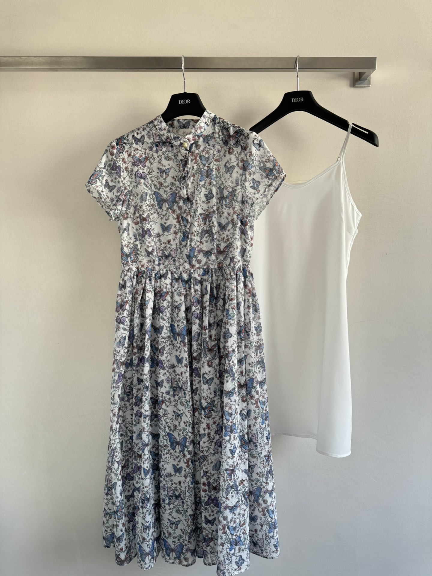 NO:458534,Dio*25SS new dreamy butterfly floral print dress spring dream butterfly fairy skirt, exquisite and elegant, classic style shaping spring romantic shape, using light cotton fabric, thin silky touch, smooth and delicate skin-friendly, full of dream butterfly floral pattern printing, professional printing and dyeing technology highlights the wonderful style of butterflies and traditional Mexican flowers, long belt at the waist, slim and elegant, small stand collar neckline decorative CD pearl buckle, button opening and closing design, custom logo button, full of detail, the upper body is a fairy-like feel, how to shoot, how to be beautiful SML,, dior, skirts, alexander wang19860909Dio*25SS新款梦幻蝴蝶花卉印花连衣裙春日的梦幻蝴蝶仙女裙,精致优雅,经典版型塑造春日浪漫造型,采用轻薄棉质面料,轻薄丝滑 触感,顺滑细腻亲肤,满幅梦幻蝴蝶花卉图案印花,专业的印染工艺突显蝴蝶和传统墨西哥花朵的美妙风采,腰部长长的腰带,显瘦优雅,小立领领口装饰CD珍珠扣,纽扣开合设计,定制logo纽扣,细节感满满,上身是仙气飘飘的feel,怎么拍怎么美SML,,dior,skirts,alexander wang,Women's clothing