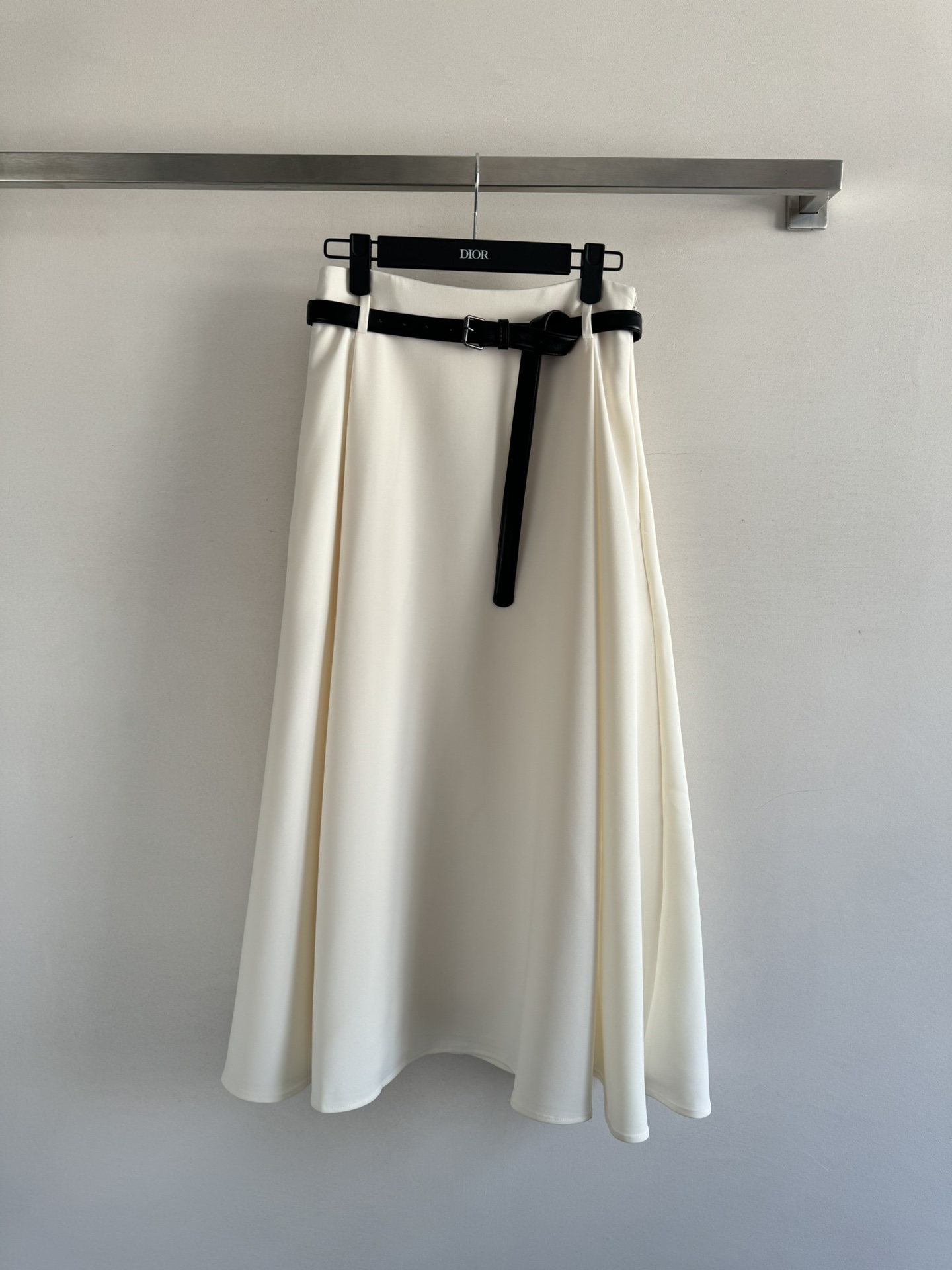 NO:637541,Dio*'s new A-line flared skirt is designed with pleated large hem. The upper body is simply too elegant and generous. The flared cut is unique and full of temperament. It can show the proportions of the body. It is visually high-end and aura. It is highly tolerant. It is decorated with a belt. It is not monotonous and versatile. It is suitable for both daily and formal occasions!  The classic style never goes out of style. It can be controlled by any body shape and can easily hide the fat and slim down!  Two-color SML-, Dior-clothing, dior, dior, skirts, alexander wang19860909Dio*新款A字喇叭版型半身裙拼褶大裙摆设计,上身简直太显优雅大方了,喇叭形剪裁别具一格 显气质满满 可展现出身材比例线条 视觉上高级有气场 包容性极高,搭配腰带装饰,不单调又百搭,不管是日常还是正式场合都很适合！经典款式永不过时 任何身形都可驾驭又可以轻松藏肉显瘦！两色SML-,迪奥-服装,dior,dior,skirts,alexander wang,Women's clothing