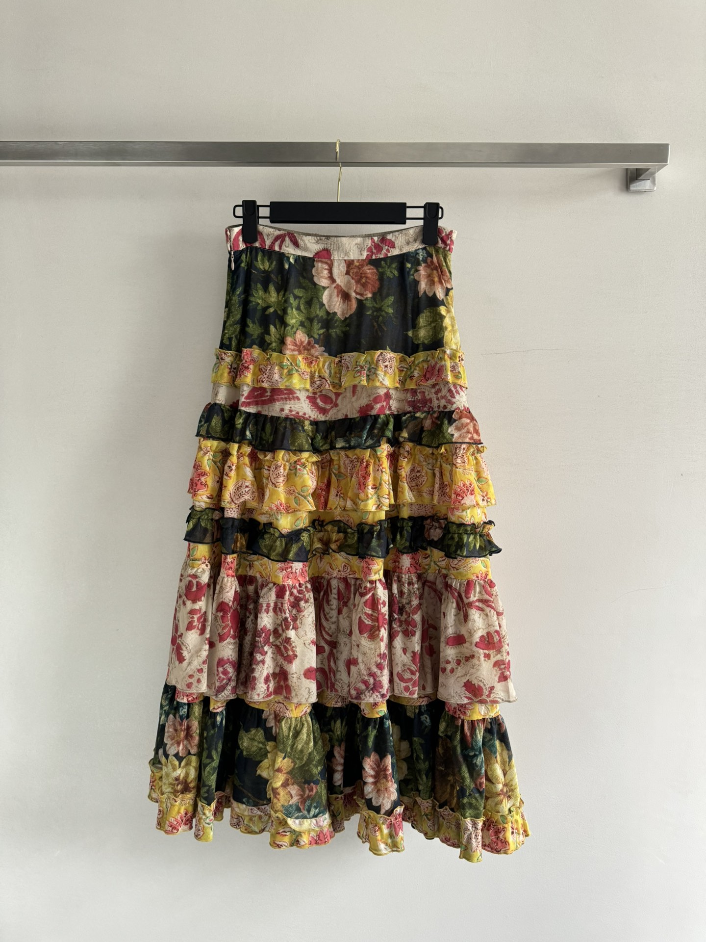 NO:413317,Valentin*2025 new boho style printed skirt, warm yellow as the main tone reflects bright floral patterns, rich colors, showing romantic and ethnic holiday style, every move to spring and summer exudes an artistic atmosphere, pure cotton fabric texture is light and flowing and super beautiful fairy skirt, summer favorite to wear romance on your body, really beautiful by this skirt~~~SML, valentino, skirts, alexander wang19860909Valentin*2025新款波西米亚风印花半身裙,暖黄色为主调映衬鲜艳花卉图案,色彩丰富,展现浪漫民族度假风情,春夏出遊举手投足散发艺术气息,纯棉面料质感轻盈飘逸超好看的神仙裙子,夏日的最爱把浪漫穿在身上 真的有被这款裙子美到~~~SML,,valentino,skirts,alexander wang,Women's clothing