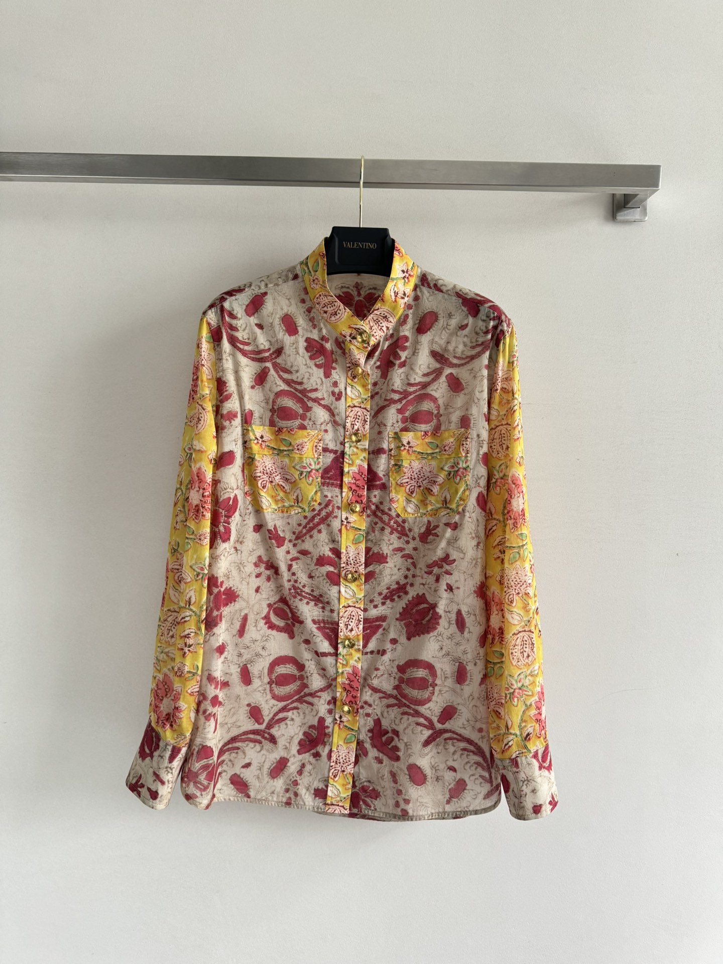 NO:413333,Valentin*25SS new contrast printing long-sleeved shirt, warm yellow spliced ​​retro red as the main tone bright floral print pattern, rich colors, showing romantic and ethnic holiday style, every move to spring and summer exudes an artistic atmosphere, pure cotton fabric is light and comfortable texture, elegant temperament on the upper body, fashionable and generous! Recommended to match a series of skirts, a set of tops makes you look fashionable and charming! SML, valentino, skirts, shirts, alexander wang19860909Valentin*25SS新款撞色印花长袖衬衫,暖黄色拼接复古红色为主调鲜艳花卉印花图案,色彩丰富,展现浪漫民族度假风情,春夏出遊举手投足散发艺术气息,纯棉面料质感轻盈舒适上身优雅气质,时髦大方！推荐搭配系列款半裙 一套上身穿出时尚魅力感！SML,,valentino,skirts,shirts,alexander wang,Women's clothing