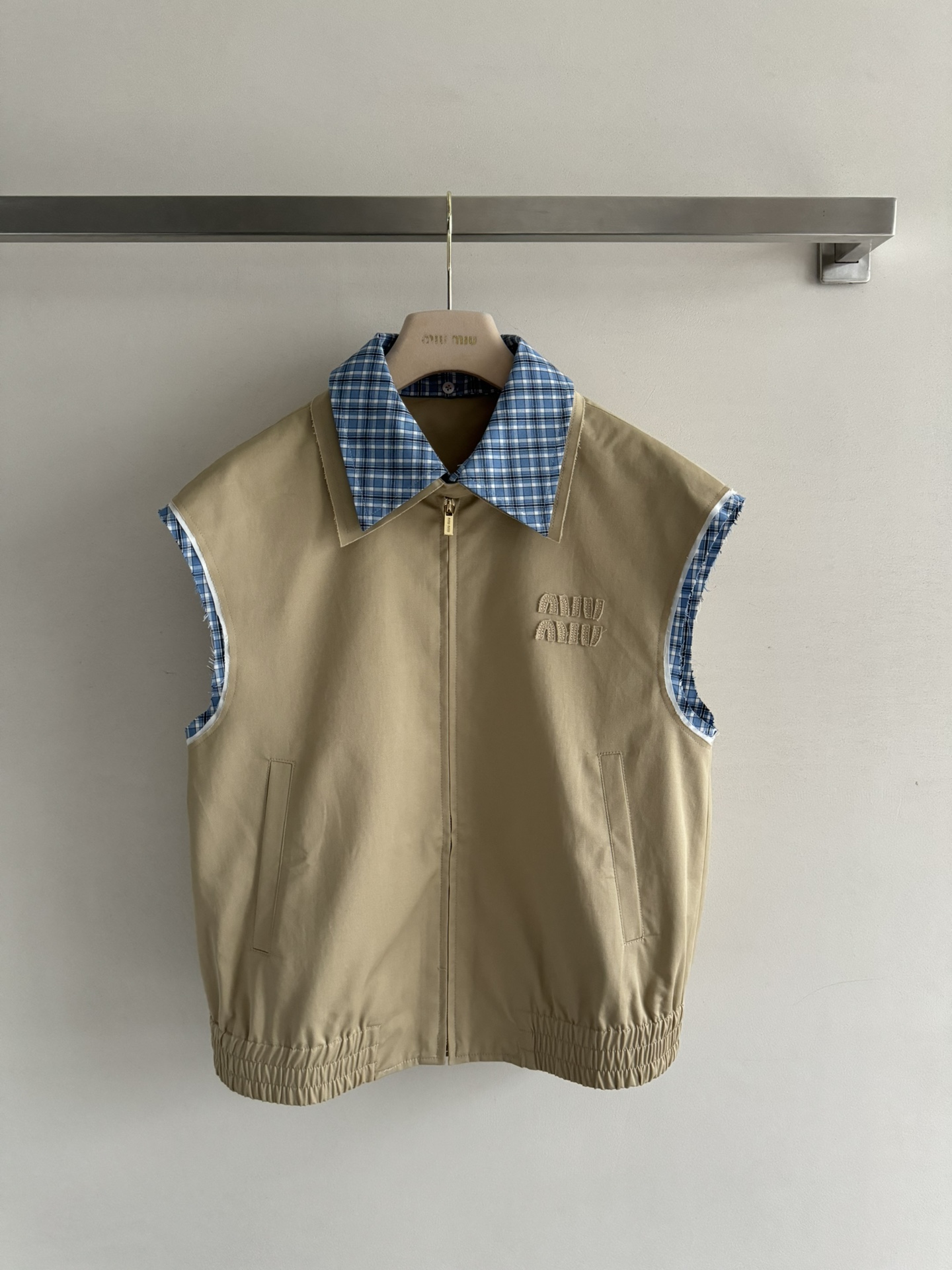 NO:454993,MiuMi*25SS new khaki vest jacket sky blue checked lapel is removable. Fake two-piece splicing design!  The loose silhouette cut style is versatile and not picky!  !  Applique embroidered letters are low-key and luxurious, sweet or salty, handsome and cool. They can be matched with a series of skirts to create a fashionable stacked look SML-,,miumiu, skirts, jackets & coats,alexander wang19860909MiuMi*25SS新款卡其色马甲外套天蓝色格纹翻领可拆卸.假两件拼接设计！宽松廓形剪裁版型百搭不挑人！！贴布刺绣字母低调奢华,可甜可盐气质帅气又拉风.可搭配系列半裙,打造时髦的叠搭造型SML-,,miumiu,skirts,jackets & coats,alexander wang,Women's clothing