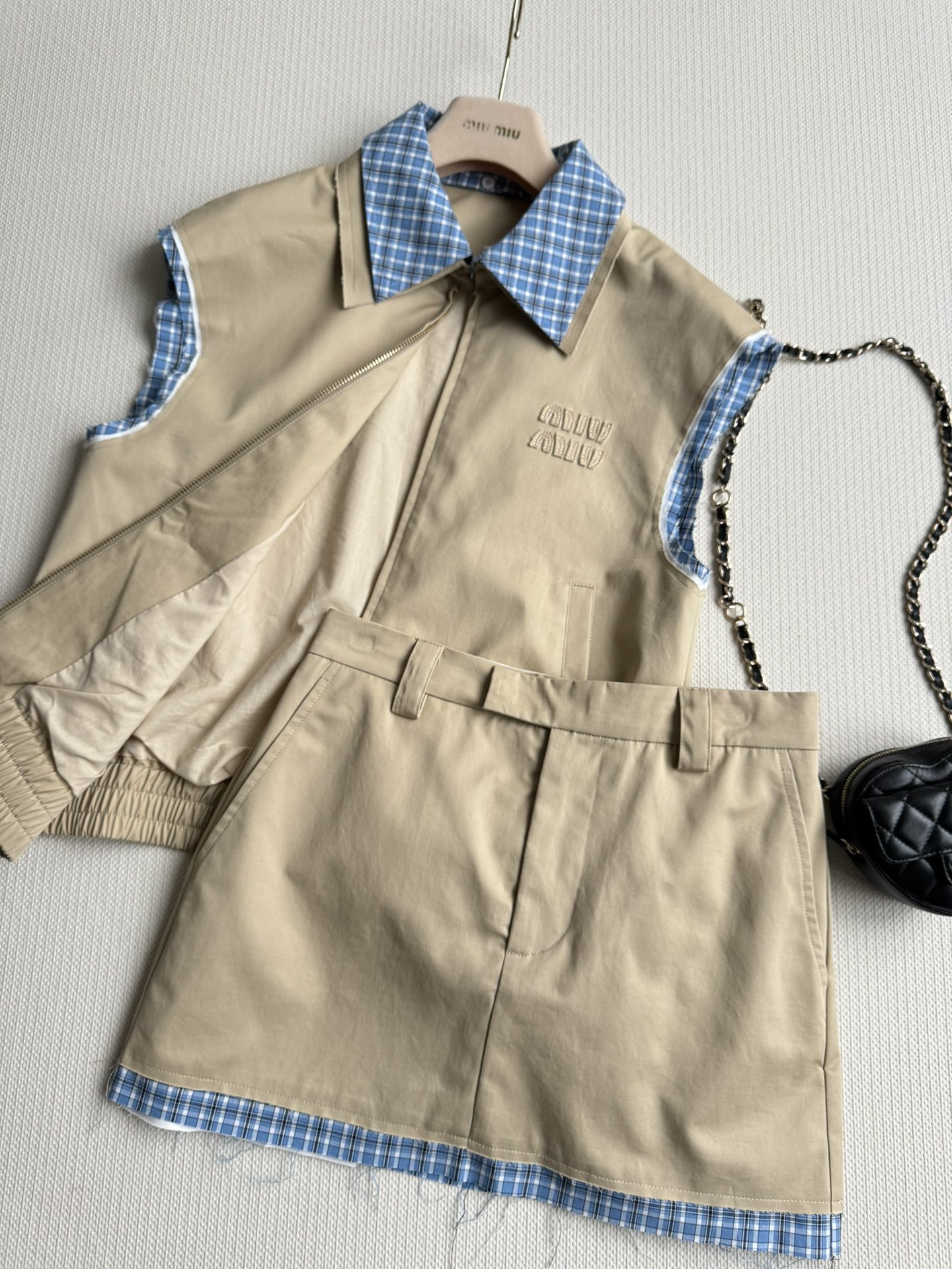 NO:455002,MiuMi*25SS new khaki skirt, sky blue plaid spliced ​​skirt, fake two-piece design!  Three-dimensional tailoring, versatile style and not picky!  !  The logo letters at the back are low-key and luxurious, and the college style outfits or hot girls are all cool and cool. They can be matched with a series of vests to create a fashionable and layered feeling!  SML, miumiu, skirts, alexander wang19860909MiuMi*25SS新款卡其色半裙,天蓝色格纹拼接半裙,假两件设计！立体剪裁 版型百搭不挑人！！后面logo字母低调奢华,学院风穿搭或是辣妹穿搭 都是酷帅又拉风.可搭配系列马甲 一套上身打造时髦层次感！SML,,miumiu,skirts,alexander wang,Women's clothing