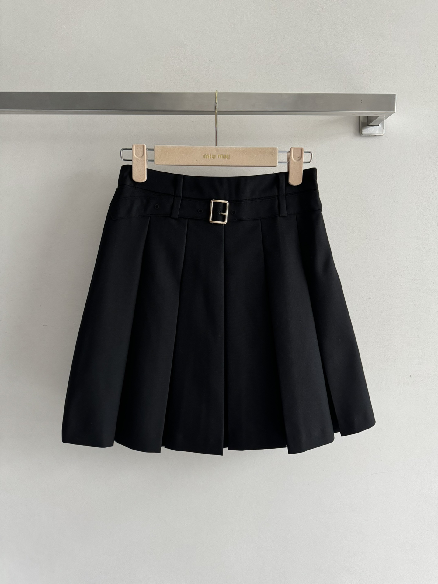 NO:332747,MiuMi*25 new pleated skirt classic versatile black pleated skirt, it has a timeless classic outline, three-dimensional fake belt design, wedges into the overall shape with a breakthrough three-dimensional shape, bringing a new visual focus medium-length style to this classic skirt, light and agile pleats swaying in the wind, with its own girly filter SML-,,miumiu, skirts, alexander wang19860909MiuMi*25新款百褶半裙经典的百搭黑色百褶裙,它有着永恒的经典轮廓,立体假腰带的设计,以一种突破常规的立体造型楔入整体造型之中,为这条经典的裙子带来了新的视觉焦点中长的版型,轻盈灵动的褶皱随风摇曳 自带少女感滤镜SML-,,miumiu,skirts,alexander wang,Women's clothing