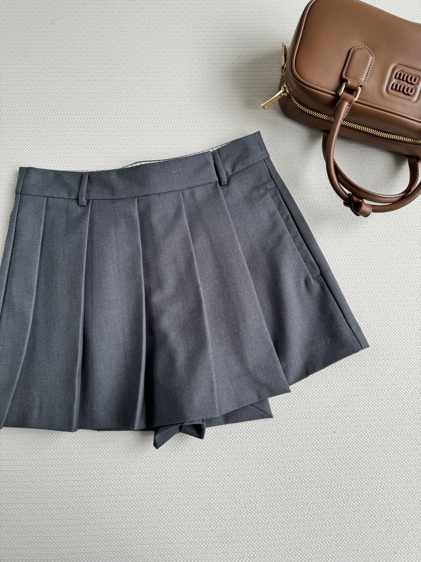 NO:897332,MiuMi*'s new one-piece pleated culottes have an asymmetric hem and pocket decorations on the sides. It perfectly adds to the simple style without losing the grandeur and class. It looks like a skirt but is actually trousers. The overall design has a sense of design and layering!  Clean three-dimensional tailoring, tolerant and comfortable fit, versatile and slim, sweet and cool, a must-have item for fashionable girls’ wardrobes SML, Miumiu-clothing, miumiu, skirts,19860909MiuMi*新款一片式压褶裤裙,裙摆不对称设计侧边做了口袋装饰,完美加分简约风格也不失大气与档次,看似像半裙其实是裤子 整体很有设计感与层次感！干净立体剪裁 版型包容舒适,百搭又显瘦甜酷风穿搭 时髦少女衣橱必备气质单品SML,缪缪-服装,miumiu,skirts,,Women's clothing